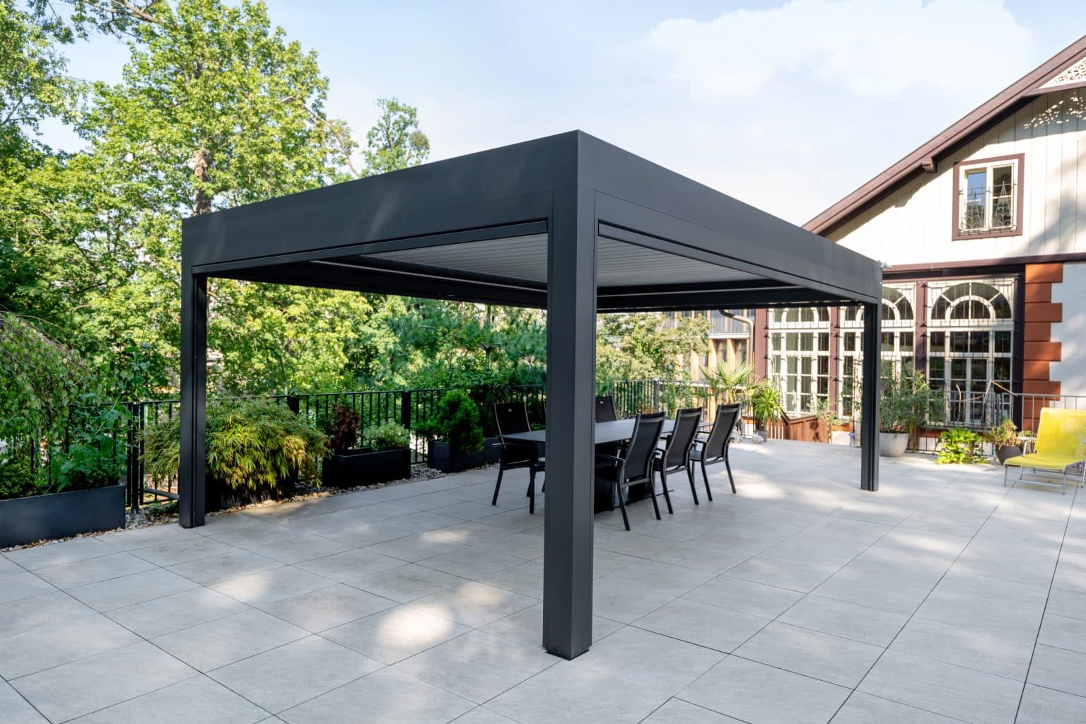 Bioklimatická samostatně stojící pergola LAMARK | Cheb | Šedá antracitová barva | Dešťové čidlo | Větrné čidlo | Ovládání | LED osvětlení