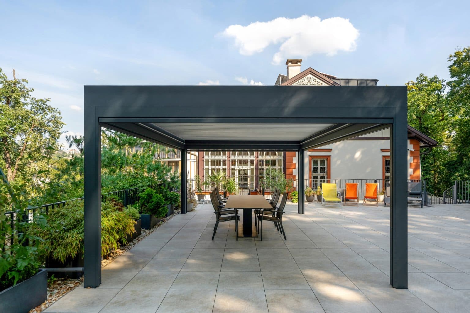 Bioklimatická samostatně stojící pergola LAMARK | Cheb | Šedá antracitová barva | Dešťové čidlo | Větrné čidlo | Ovládání | LED osvětlení