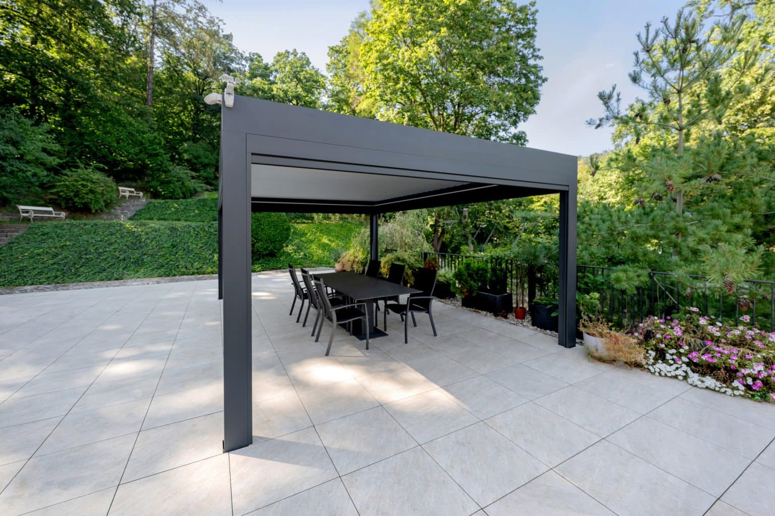 Bioklimatická samostatně stojící pergola LAMARK | Cheb | Šedá antracitová barva | Dešťové čidlo | Větrné čidlo | Ovládání | LED osvětlení