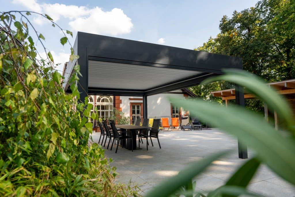 Bioklimatická samostatně stojící pergola LAMARK | Cheb | Šedá antracitová barva | Dešťové čidlo | Větrné čidlo | Ovládání | LED osvětlení