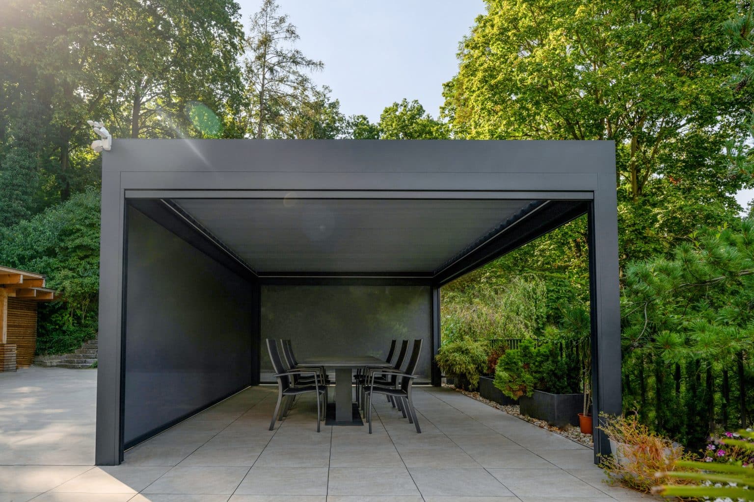 Bioklimatická samostatně stojící pergola LAMARK | Cheb | Šedá antracitová barva | Dešťové čidlo | Větrné čidlo | Ovládání | LED osvětlení