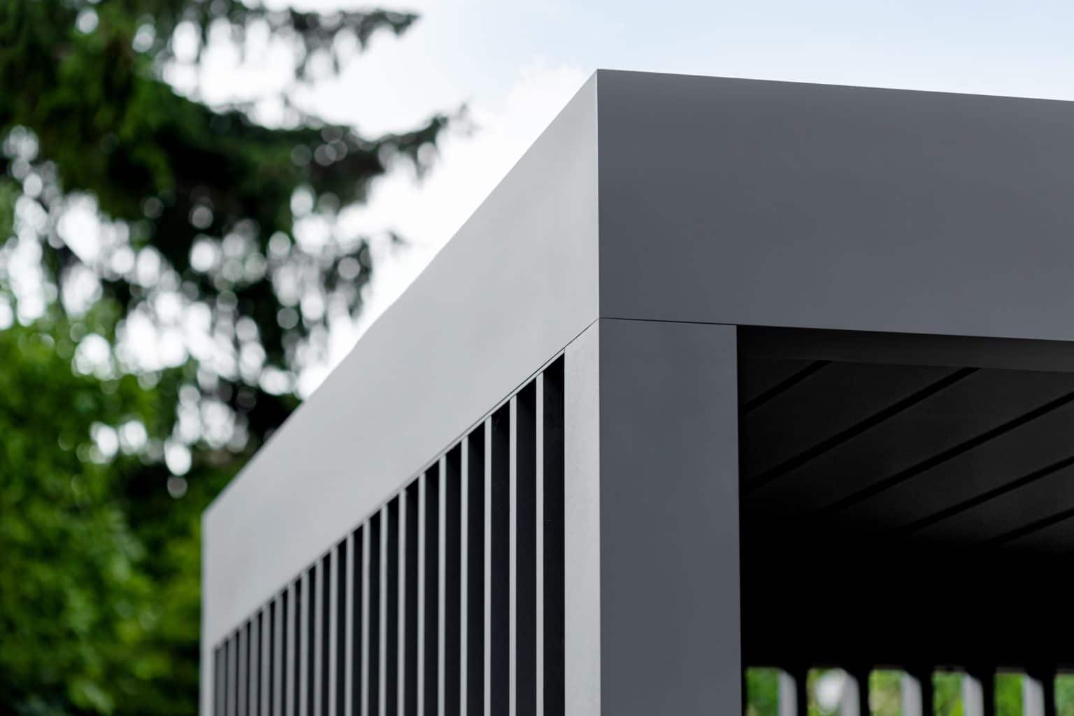 Detail bioklimatické samostatně stojící pergoly LAMARK | Nový Bydžov | Šedá antracitová barva