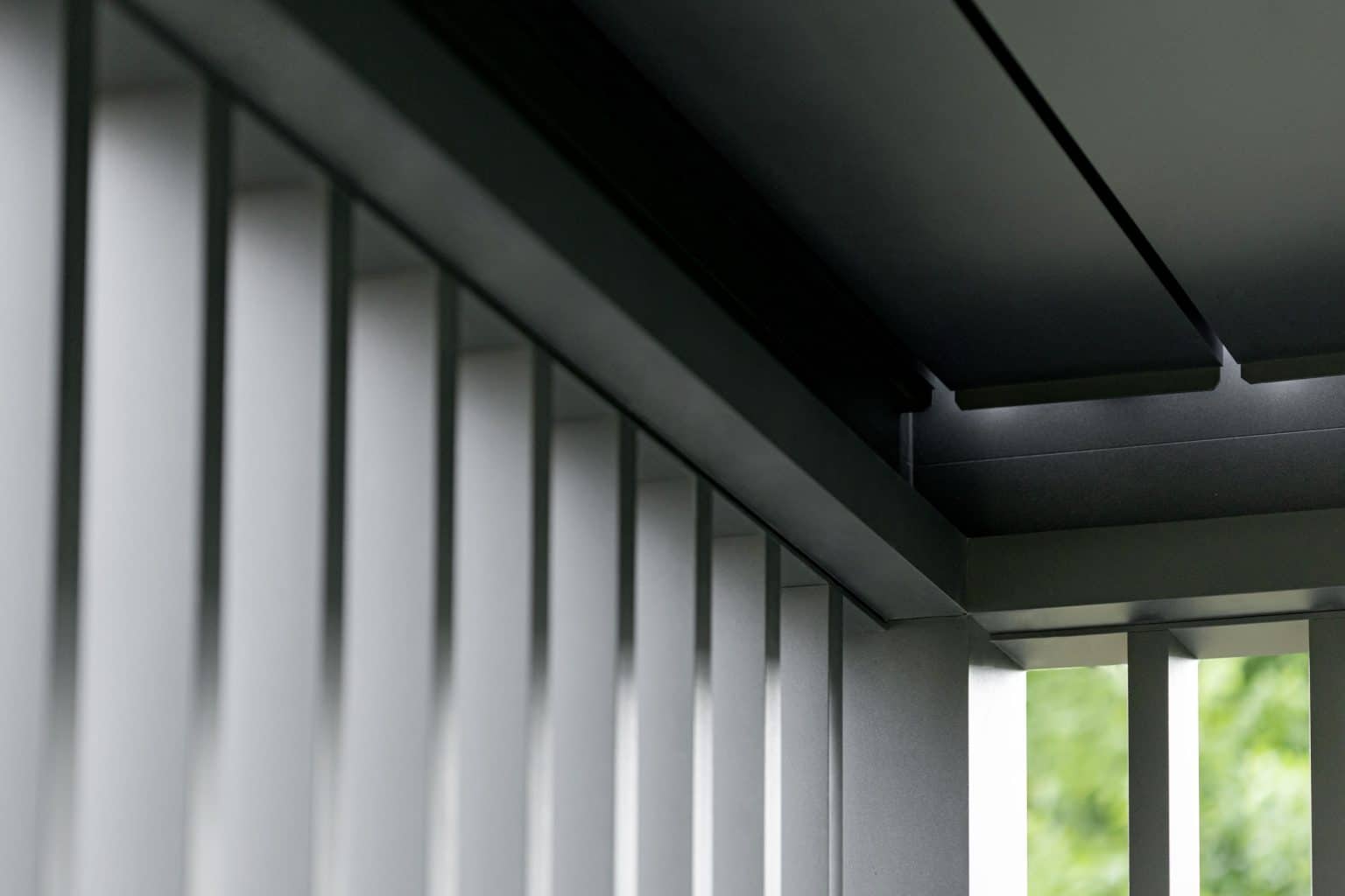 Detail pevného bočního stínění z hliníku | Bioklimatická samostatně stojící pergola LAMARK | Nový Bydžov | Šedá antracitová barva