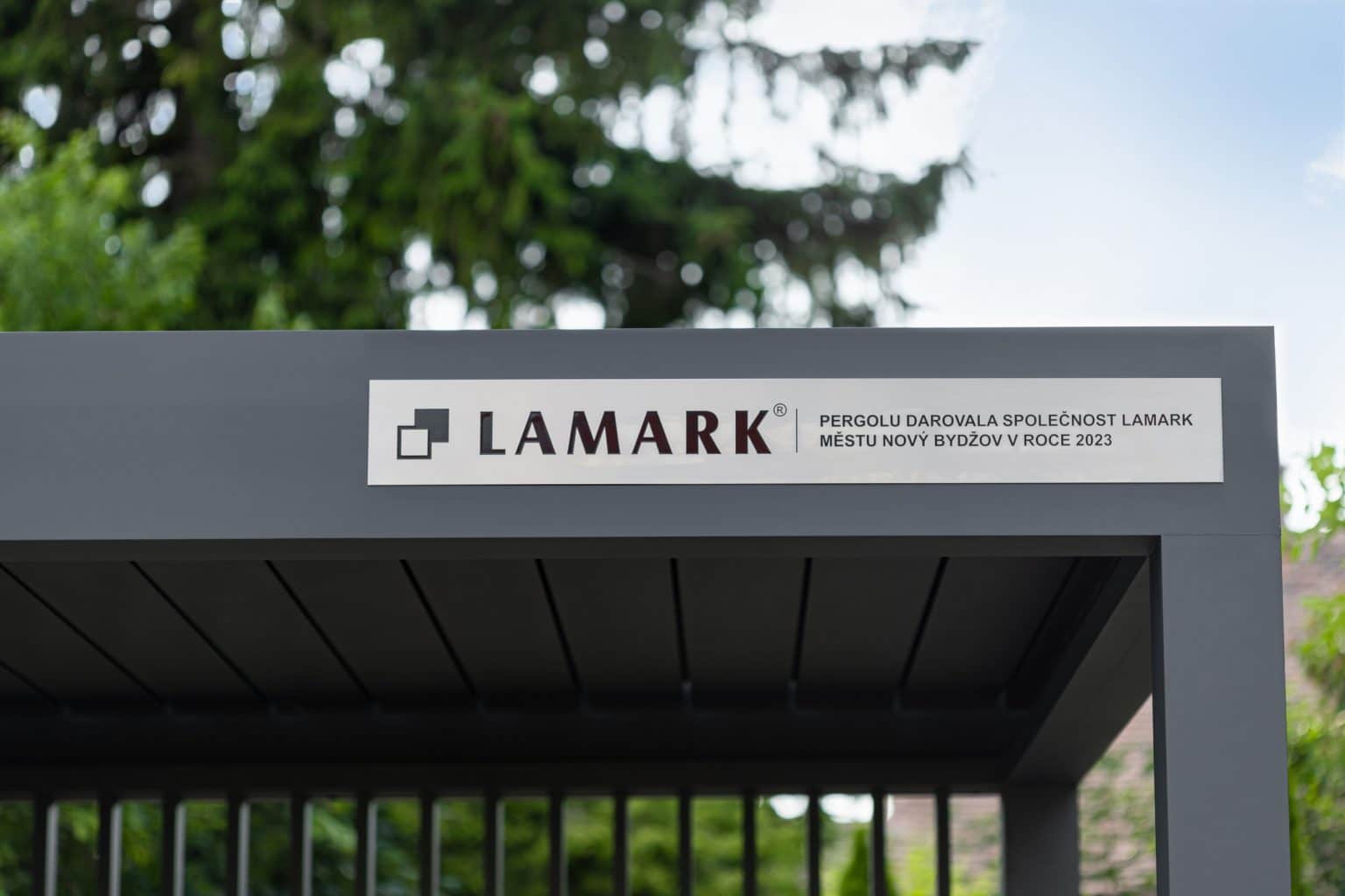 Věnování městu Nový Bydžov | Bioklimatická samostatně stojící pergola LAMARK | Nový Bydžov | Šedá antracitová barva