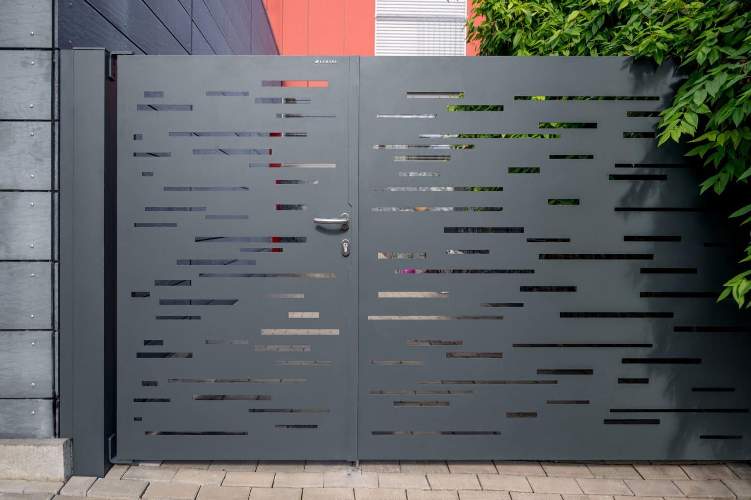 Desková otočná jednokřídlá brána s ručním otevíráním a jednokřídlá branka LAMARK | Motiv Batea | Šedá antracitová barva