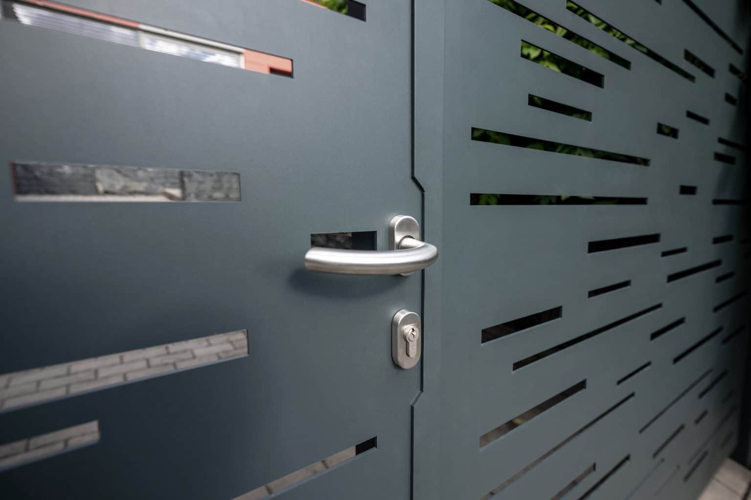 Detail kliky na deskové brance LAMARK | Motiv Batea | Šedá antracitová barva