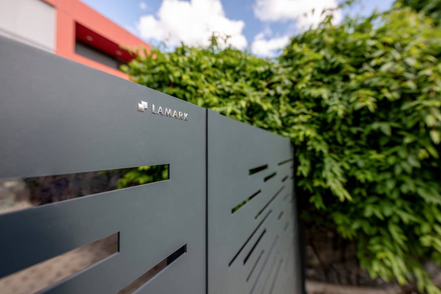 Detail loga LAMARK na deskové brance | Motiv Batea | Šedá antracitová barva