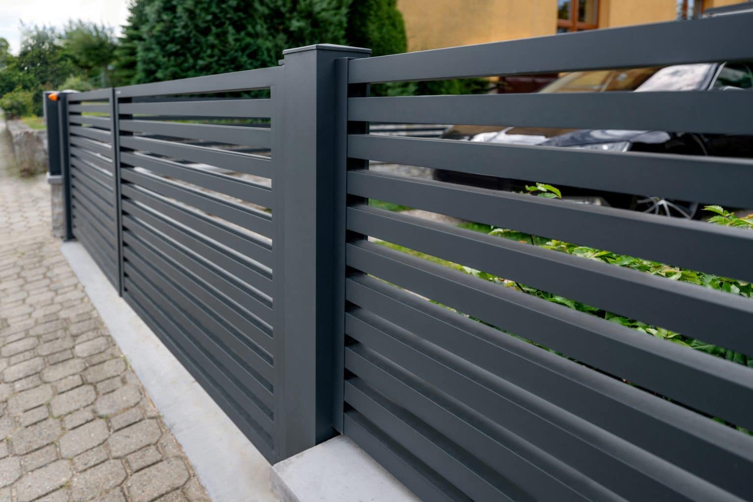 Hliníková otočná dvoukřídlá brána LAMARK | Motiv Avila | Šedá antracitová barva | Hliníkové sloupky