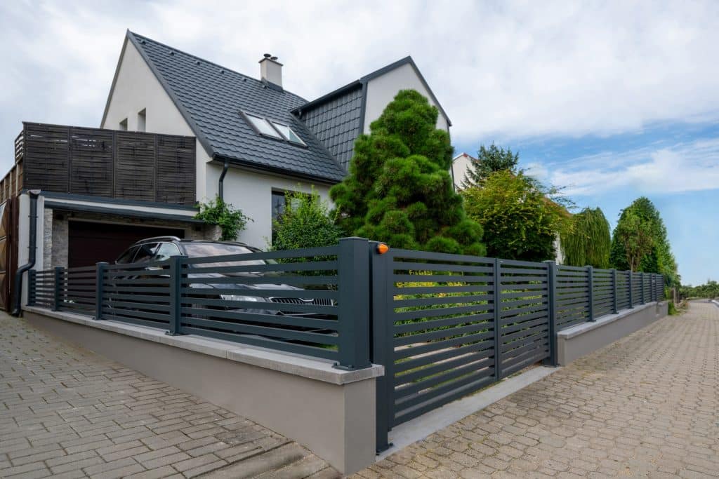 Hliníkový plot LAMARK | Motiv Avila | Šedá antracitová barva | Hliníkové sloupky