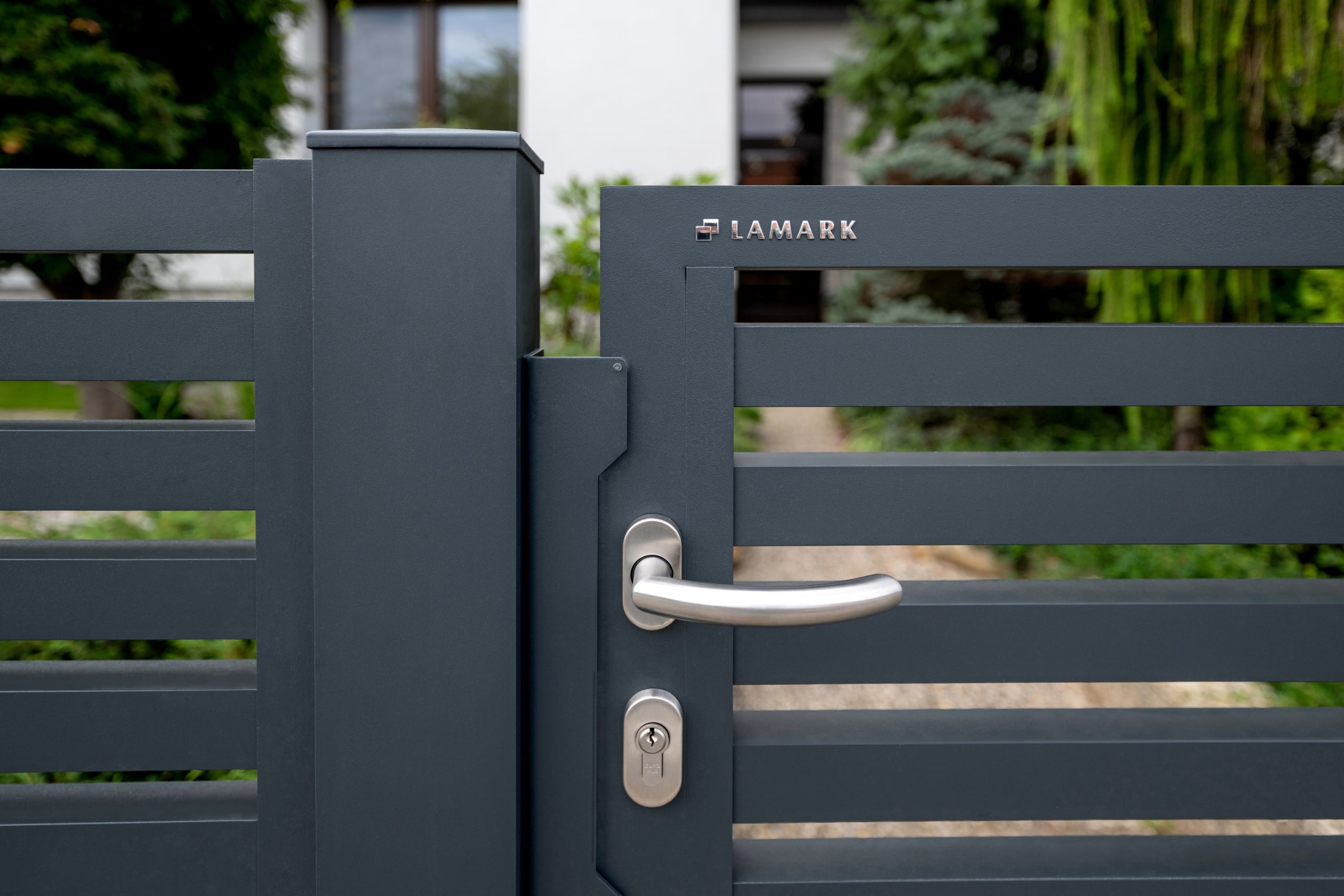 Detail kliky a loga LAMARK na hliníkové brance | Motiv Avila | Šedá antracitová barva | Hliníkové sloupky