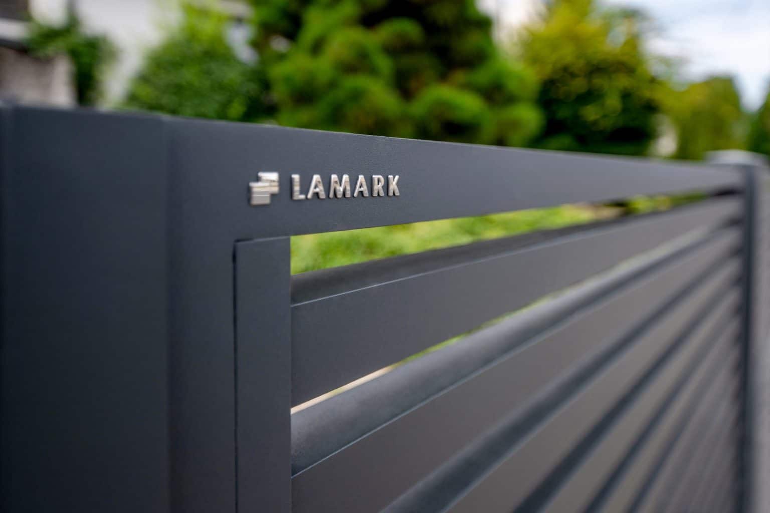 Detail loga LAMARK na hliníkové brance | Motiv Avila | Šedá antracitová barva | Hliníkové sloupky