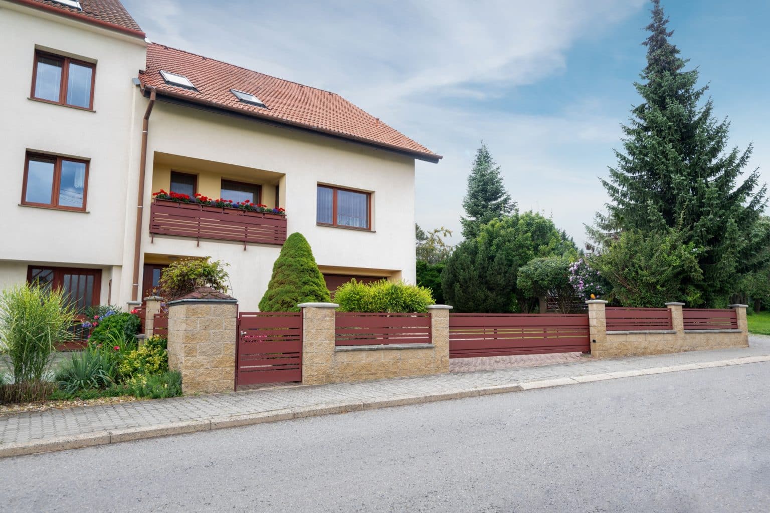 Hliníkový plot LAMARK | Motiv Lobon | Hnědá čokoládová barva | Zděné sloupky