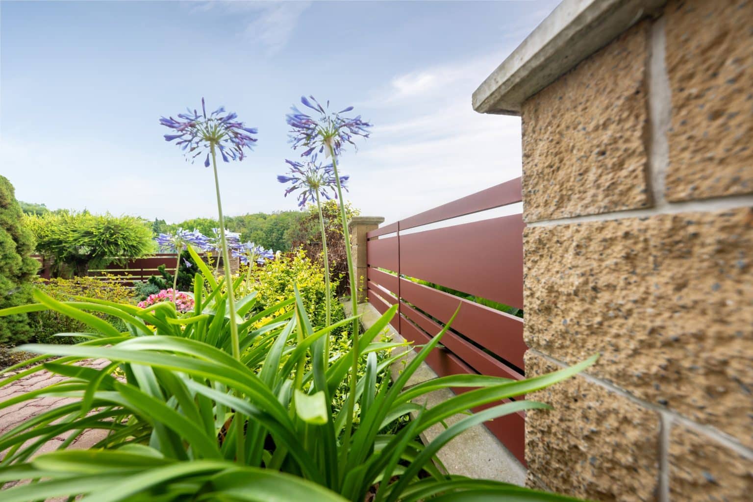 Hliníkový plot LAMARK | Motiv Lobon | Hnědá čokoládová barva | Zděné sloupky