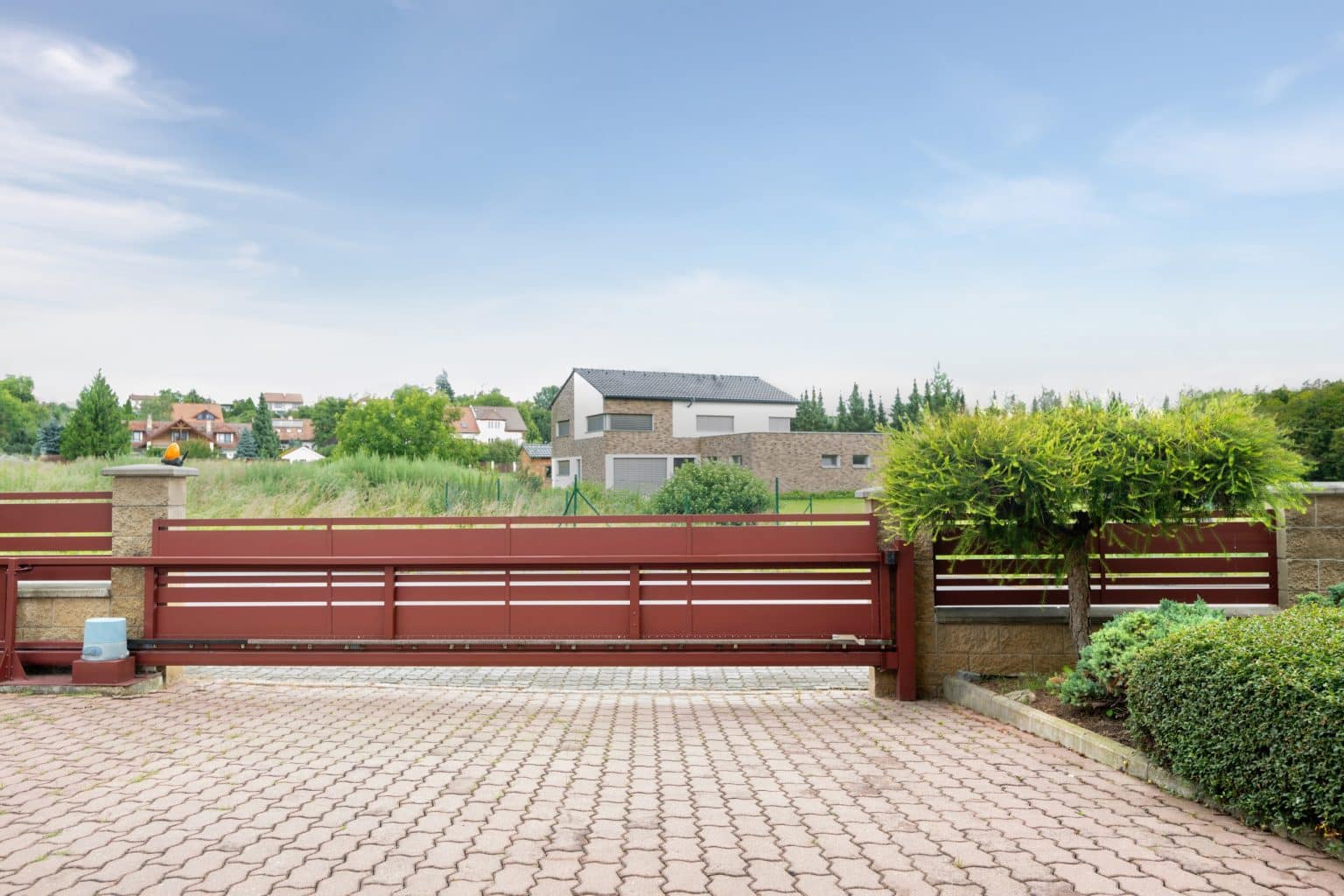 Hliníková atypicky poskládaná samonosná posuvná brána LAMARK | Motiv Lobon | Hnědá čokoládová barva | Zděné sloupky