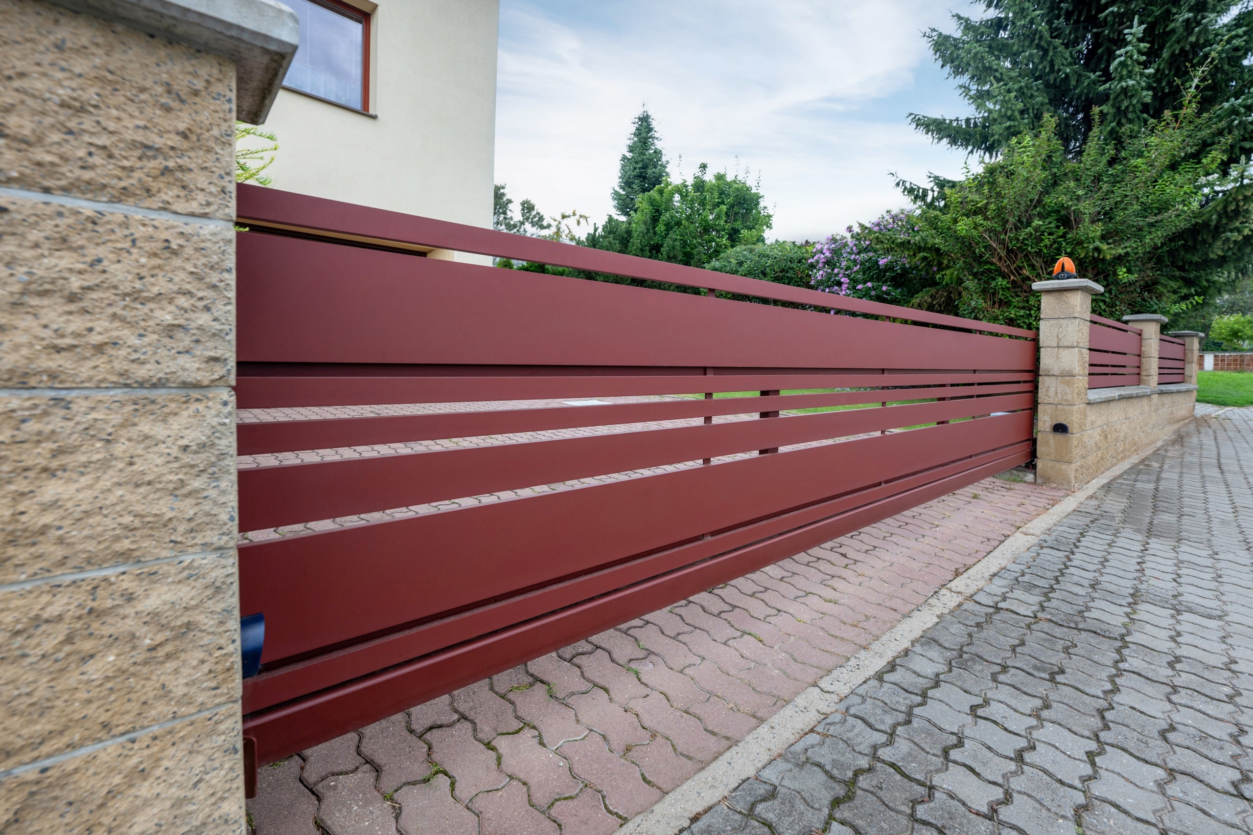 Hliníková atypicky poskládaná samonosná posuvná brána LAMARK | Motiv Lobon | Hnědá čokoládová barva | Zděné sloupky