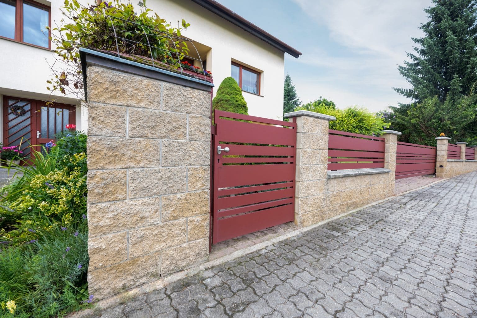 Hliníková jednokřídlá branka LAMARK | Motiv Lobon | Hnědá čokoládová barva | Zděné sloupky