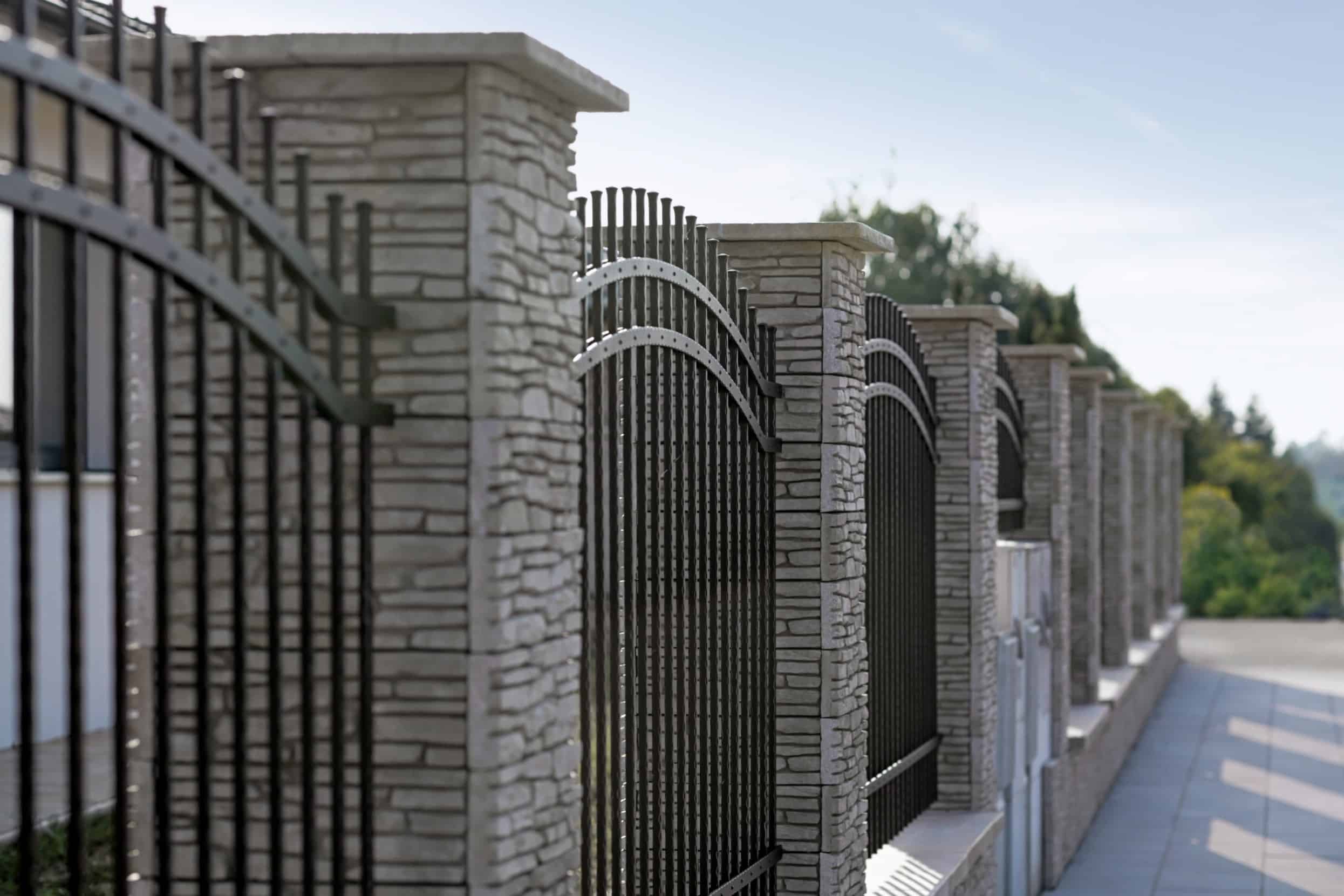 Kovaný plot LAMARK | Motiv Havana | Černá kovářská barva | Měděná patina | Svařované s nýty | Oklepávané provedení | Okované konce | Zděné sloupky