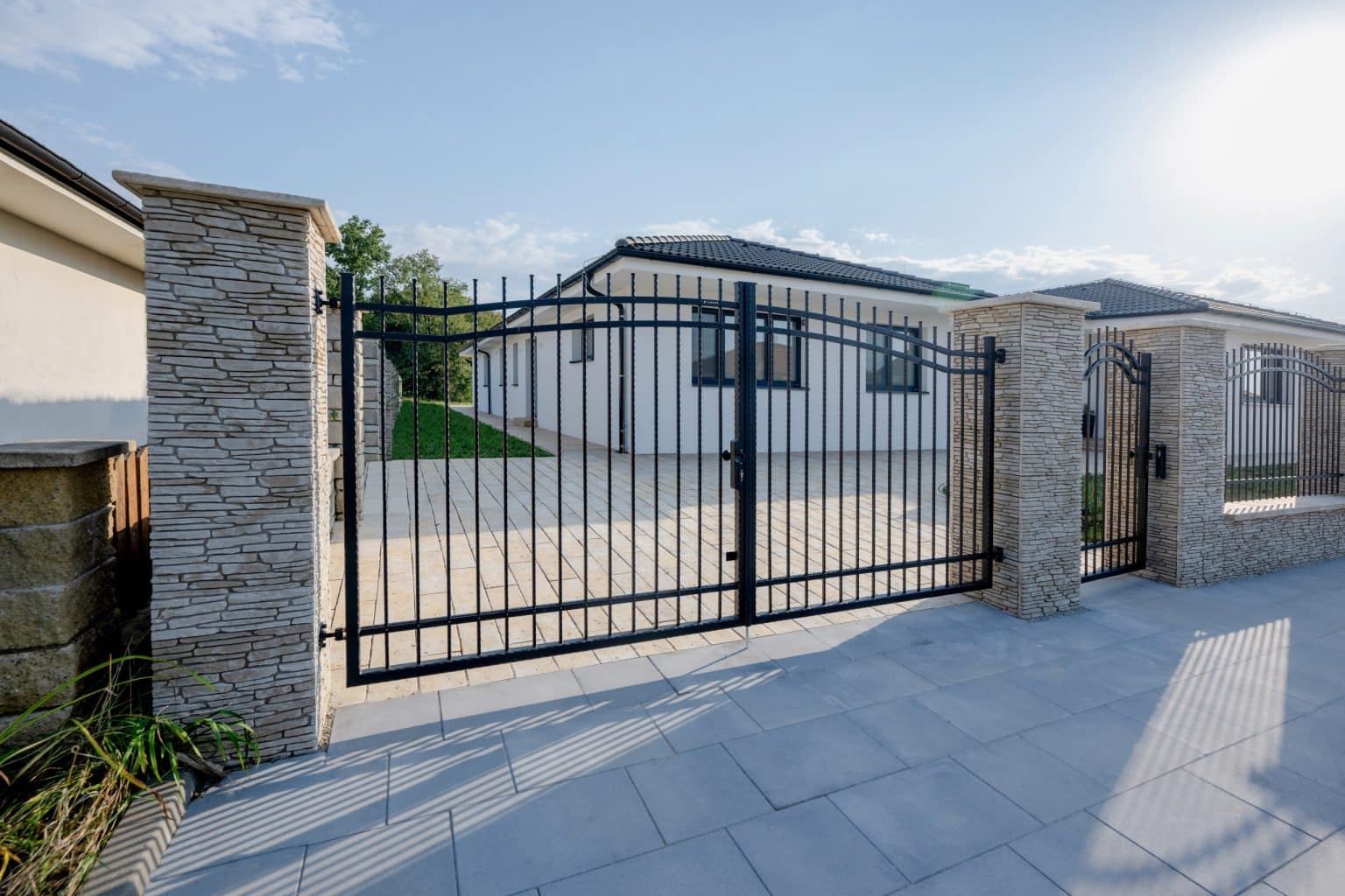 Kovaná otočná dvoukřídlá brána a branka LAMARK | Motiv Havana | Černá kovářská barva | Měděná patina | Svařované s nýty | Oklepávané provedení | Okované konce | Zděné sloupky