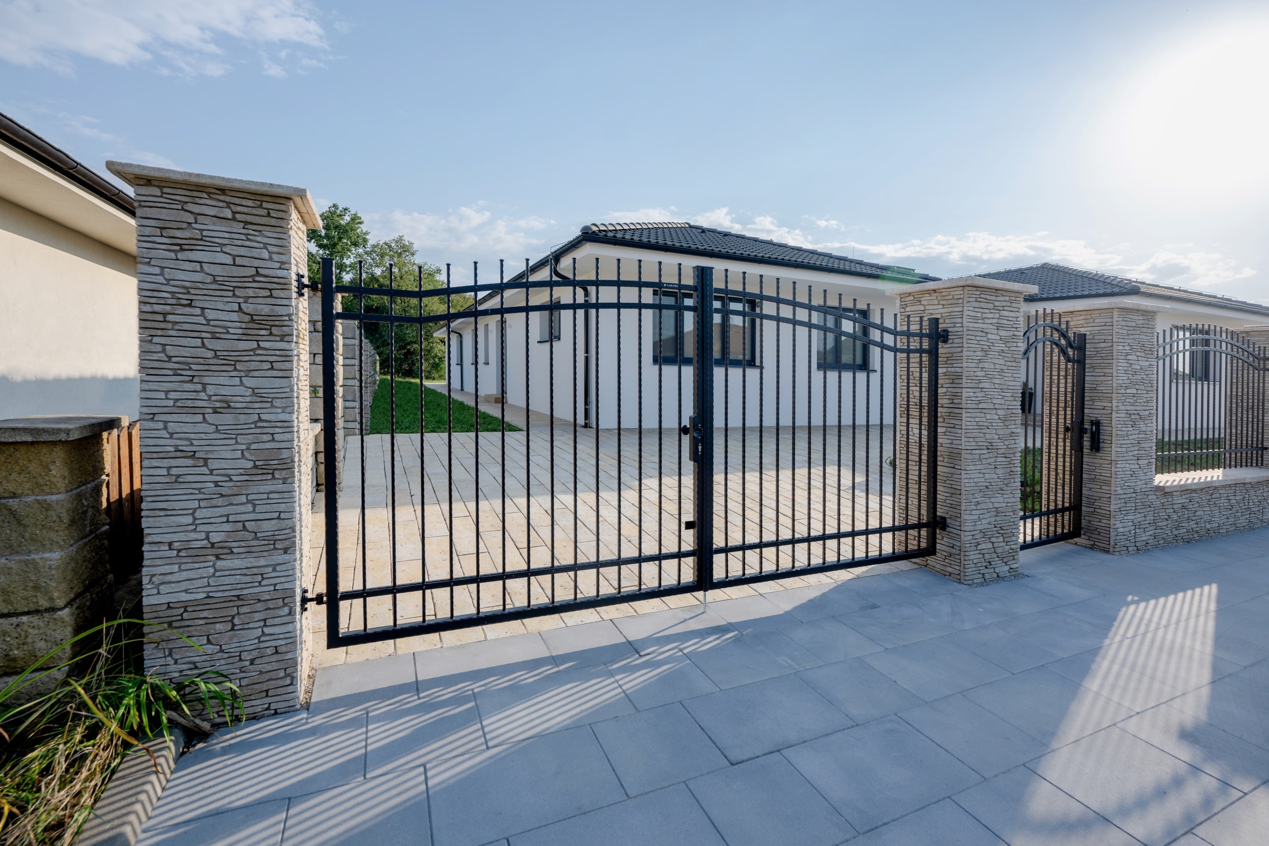 Kovaná otočná dvoukřídlá brána a branka LAMARK | Motiv Havana | Černá kovářská barva | Měděná patina | Svařované s nýty | Oklepávané provedení | Okované konce | Zděné sloupky