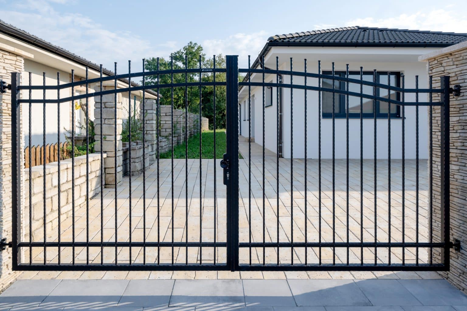 Kovaná otočná dvoukřídlá brána LAMARK s ručním otevíráním | Motiv Havana | Černá kovářská barva | Měděná patina | Svařované s nýty | Oklepávané provedení | Okované konce | Zděné sloupky