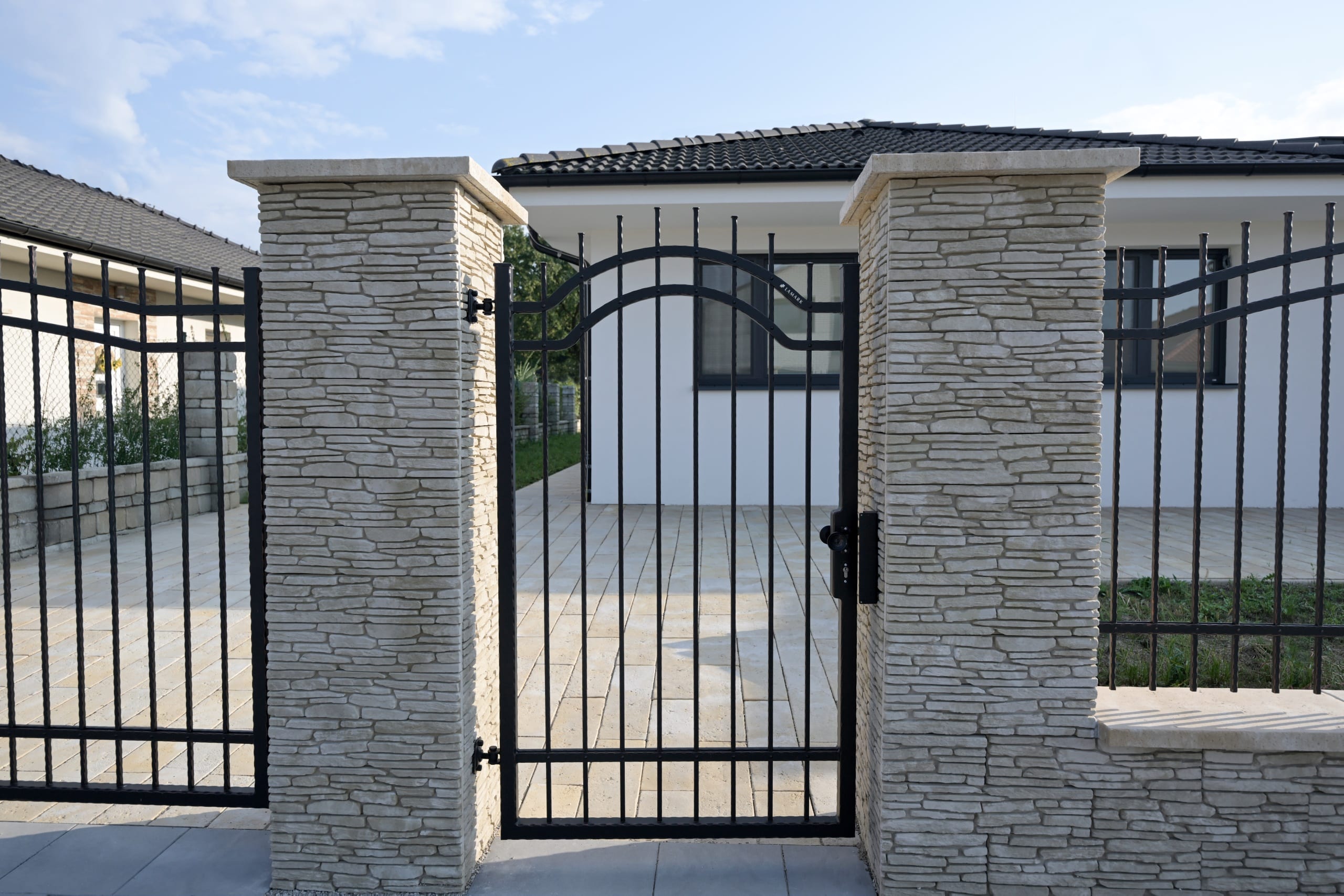 Kovaná jednokřídlá branka LAMARK | Motiv Havana | Černá kovářská barva | Měděná patina | Svařované s nýty | Oklepávané provedení | Okované konce | Zděné sloupky