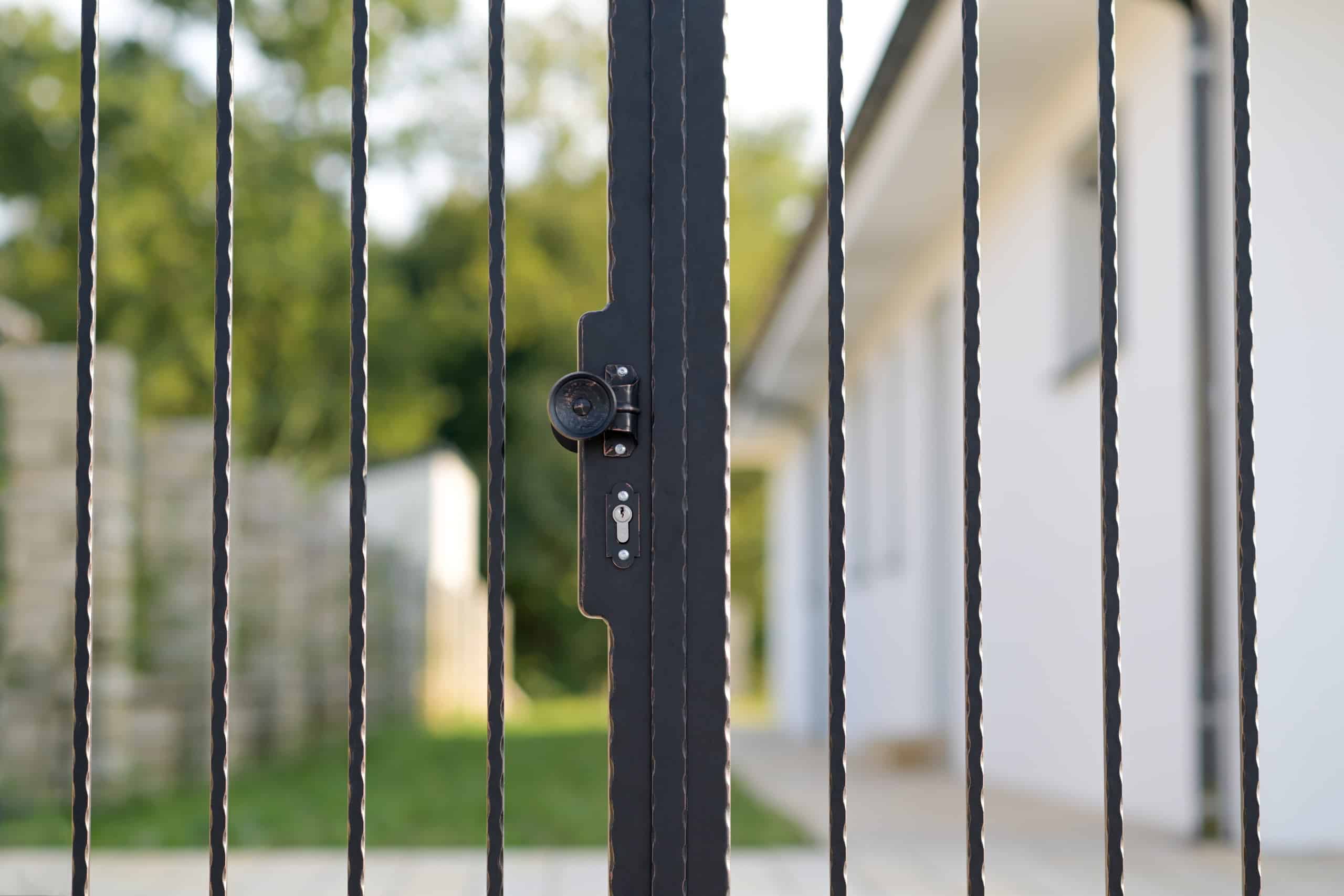 Detail kliky na kované bráně LAMARK | Motiv Havana | Černá kovářská barva | Měděná patina | Svařované s nýty | Oklepávané provedení | Okované konce | Zděné sloupky