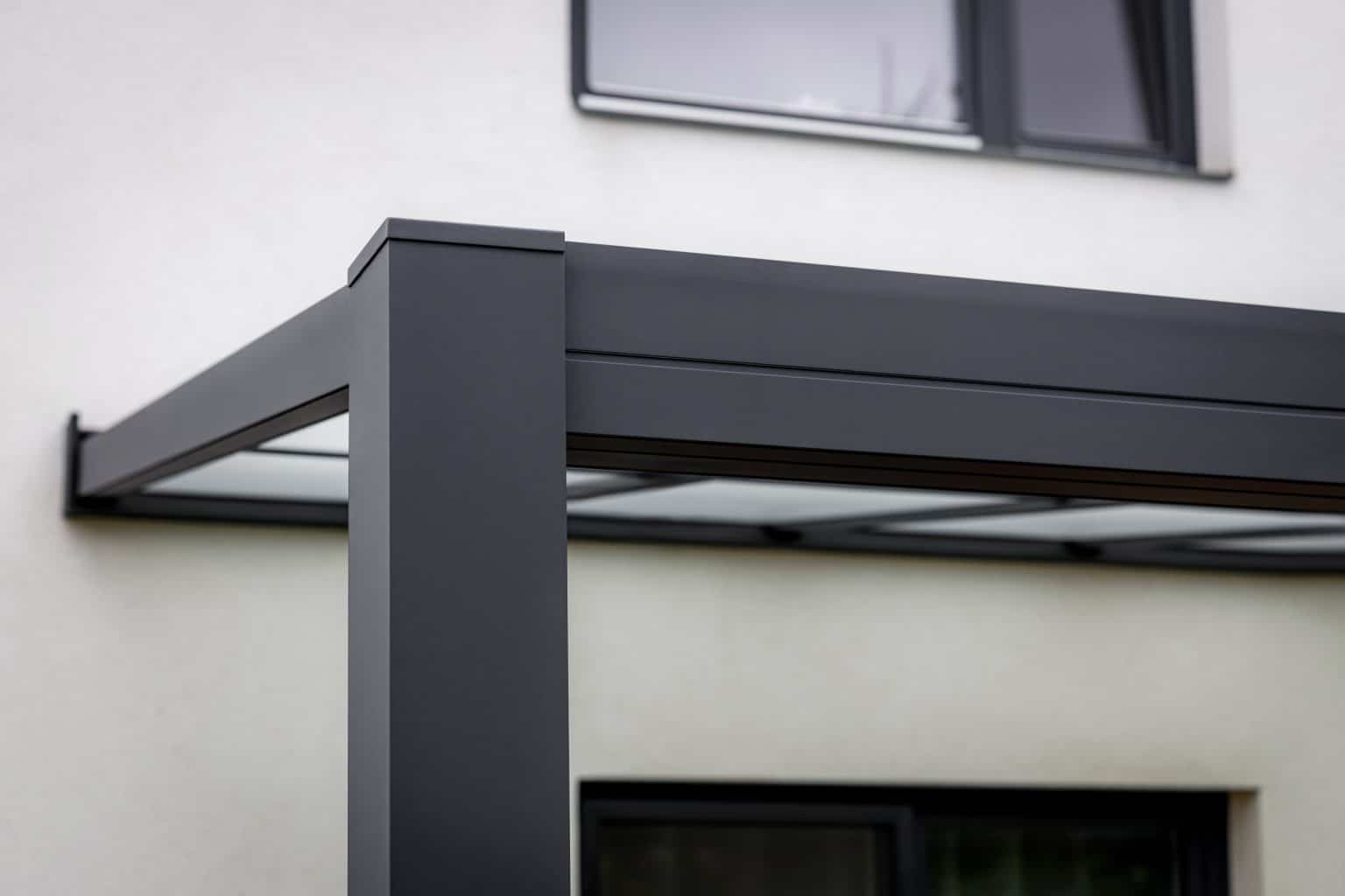Detail pergoly LAMARK se skleněnou střechou přisazené ke stěně | Šedá antracitová barva