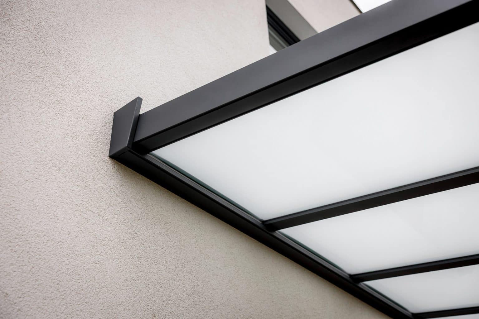 Detail pergoly LAMARK se skleněnou střechou přisazené ke stěně | Šedá antracitová barva