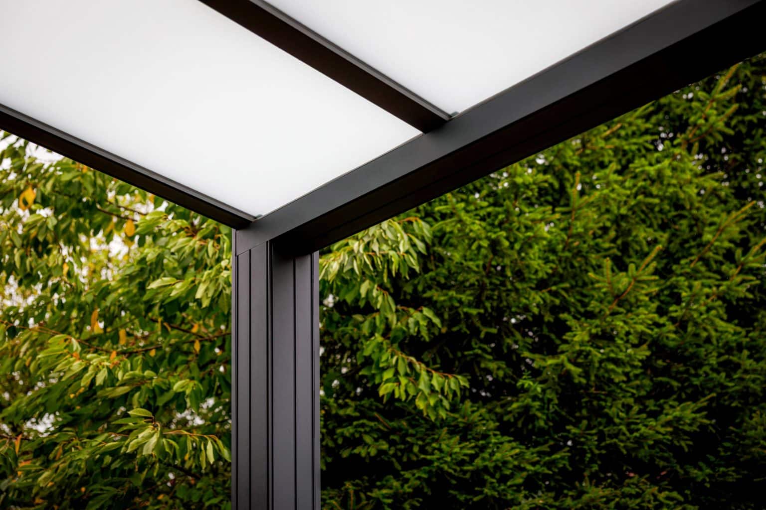 Detail pergoly LAMARK se skleněnou střechou | Šedá antracitová barva