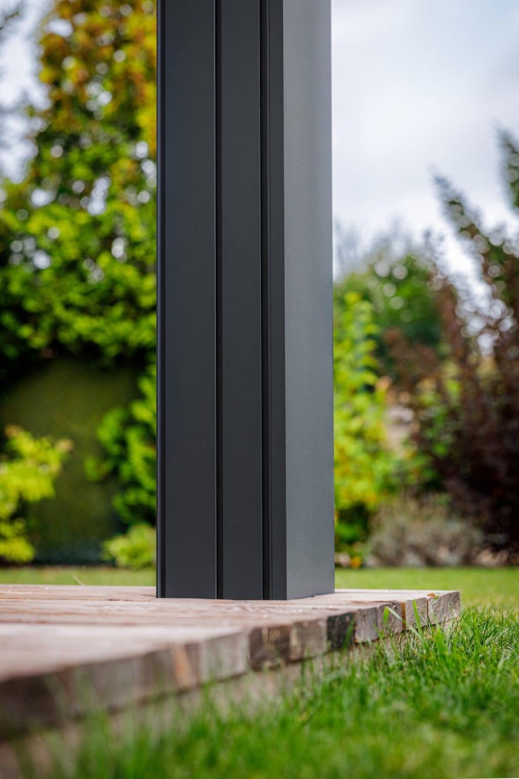 Detail sloupu pergoly LAMARK se skleněnou střechou | Šedá antracitová barva