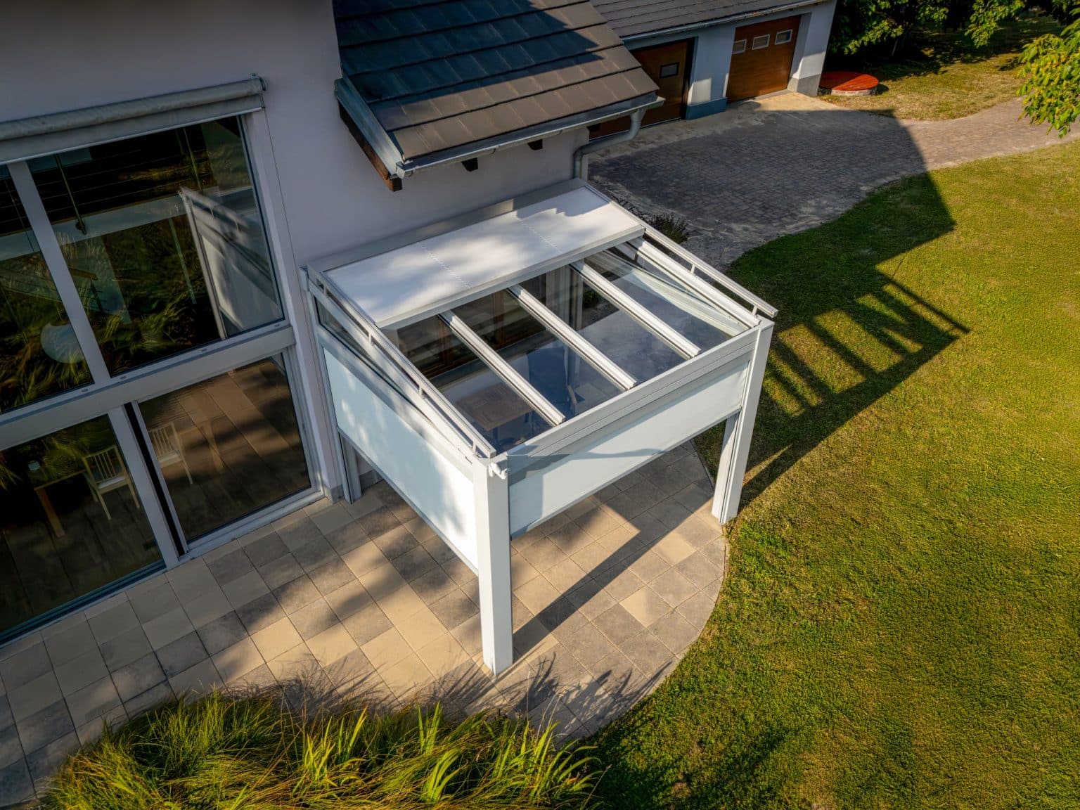 Pergola LAMARK se skleněnou střechou přisazená ke stěně | Stříbrná hliníková barva | Screenové rolety | Větrné čidlo | LED osvětlení