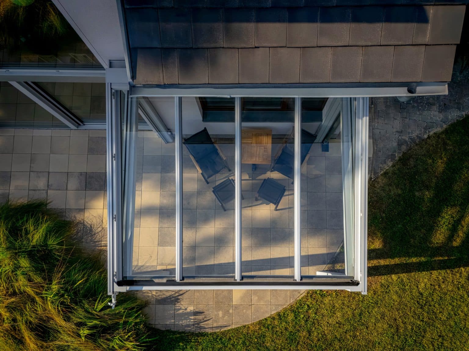 Pergola LAMARK se skleněnou střechou přisazená ke stěně | Stříbrná hliníková barva | Screenové rolety | Větrné čidlo | LED osvětlení