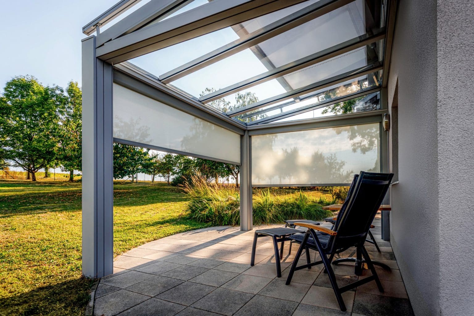 Pergola LAMARK se skleněnou střechou přisazená ke stěně | Stříbrná hliníková barva | Screenové rolety | Větrné čidlo | LED osvětlení