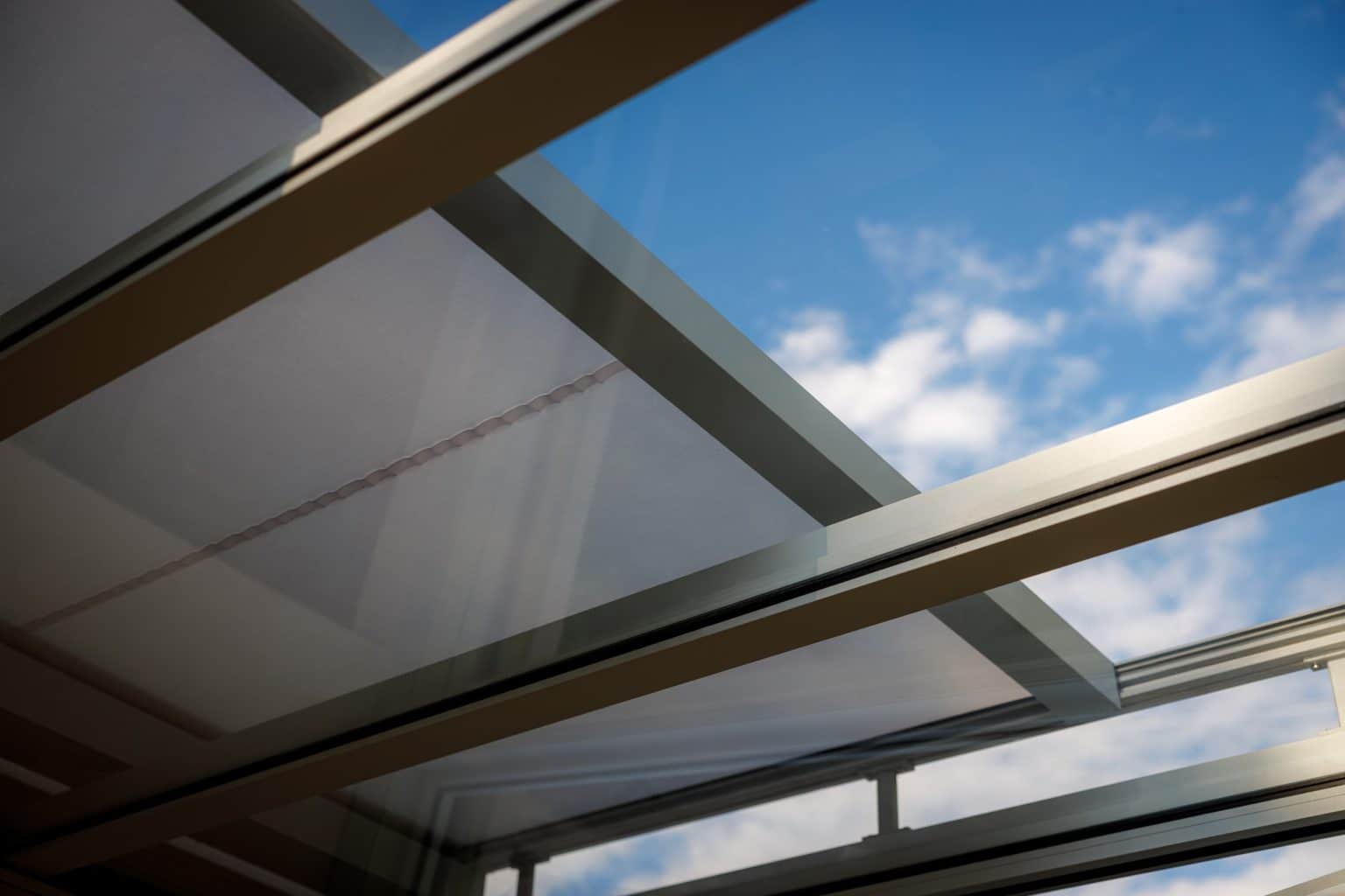 Detail střechy pergoly LAMARK se skleněnou střechou | Stříbrná hliníková barva | Screenové rolety | Větrné čidlo | LED osvětlení