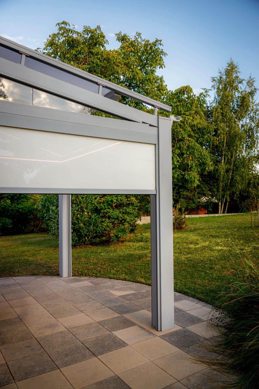 Pergola LAMARK se skleněnou střechou přisazená ke stěně | Stříbrná hliníková barva | Screenové rolety | Větrné čidlo | LED osvětlení