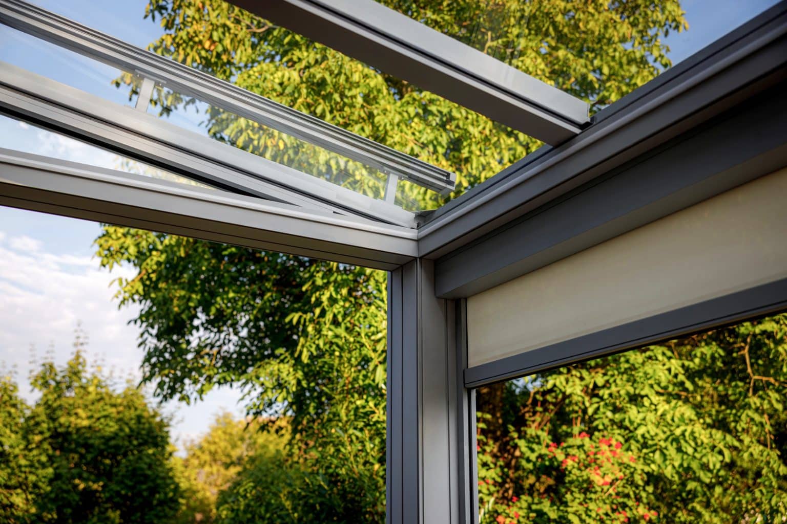 Detail pergoly LAMARK se skleněnou střechou | Stříbrná hliníková barva | Screenové rolety | Větrné čidlo | LED osvětlení