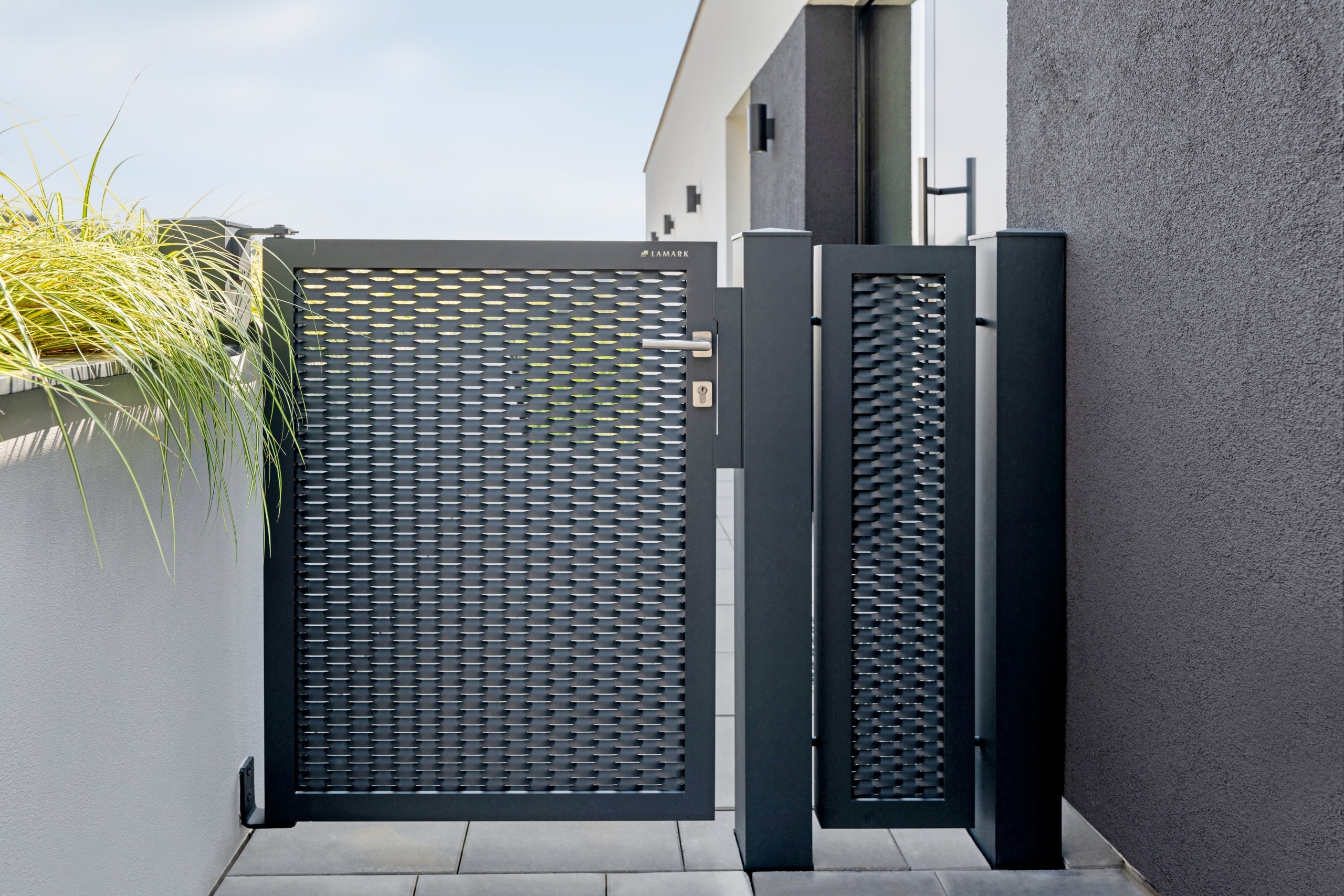 Tahokov jednokřídlá branka LAMARK | Motiv Madeira | Šedá antracitová barva | Hliníkové sloupky