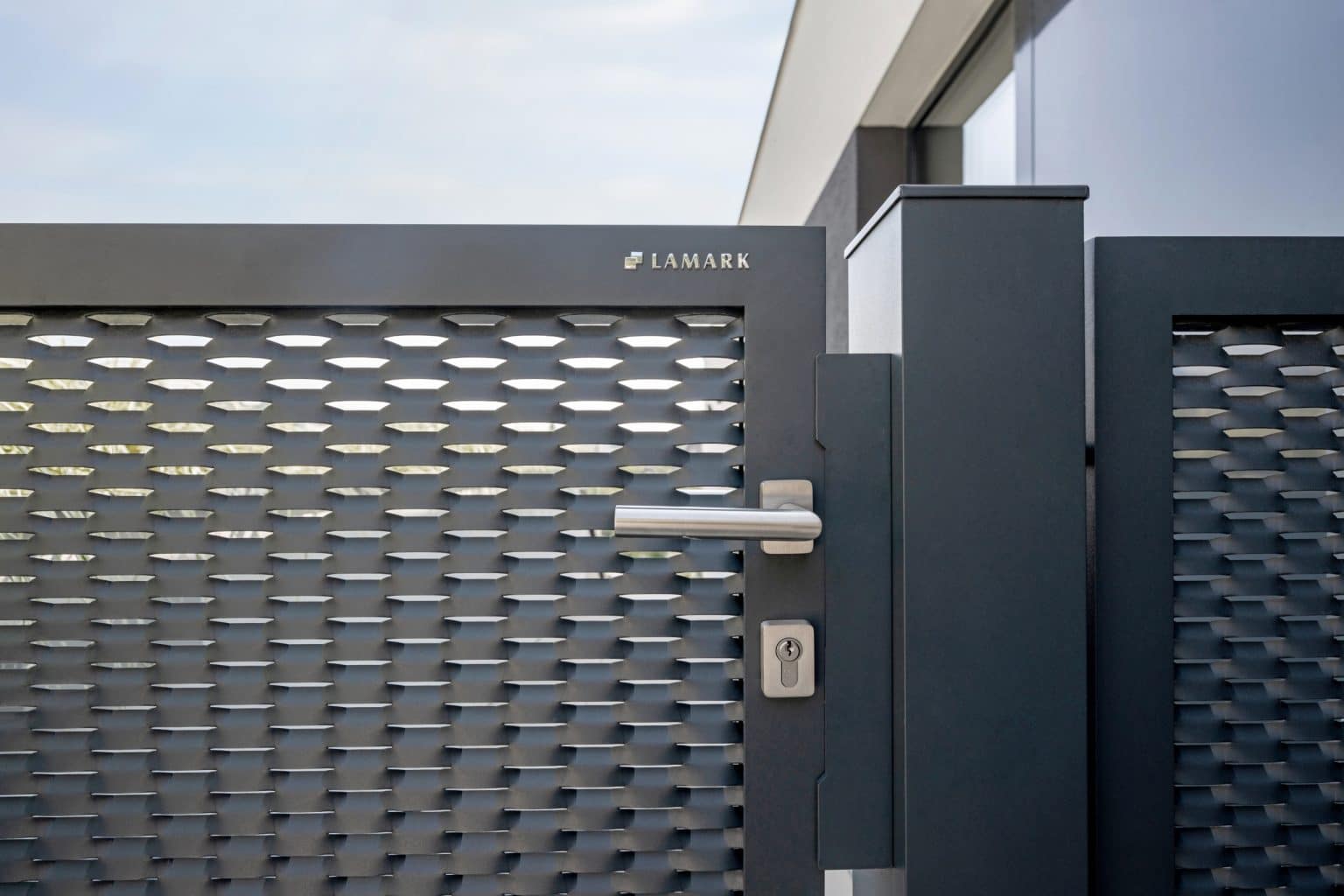 Detail loga LAMARK a kliky na tahokov brance | Motiv Madeira | Šedá antracitová barva | Hliníkové sloupky