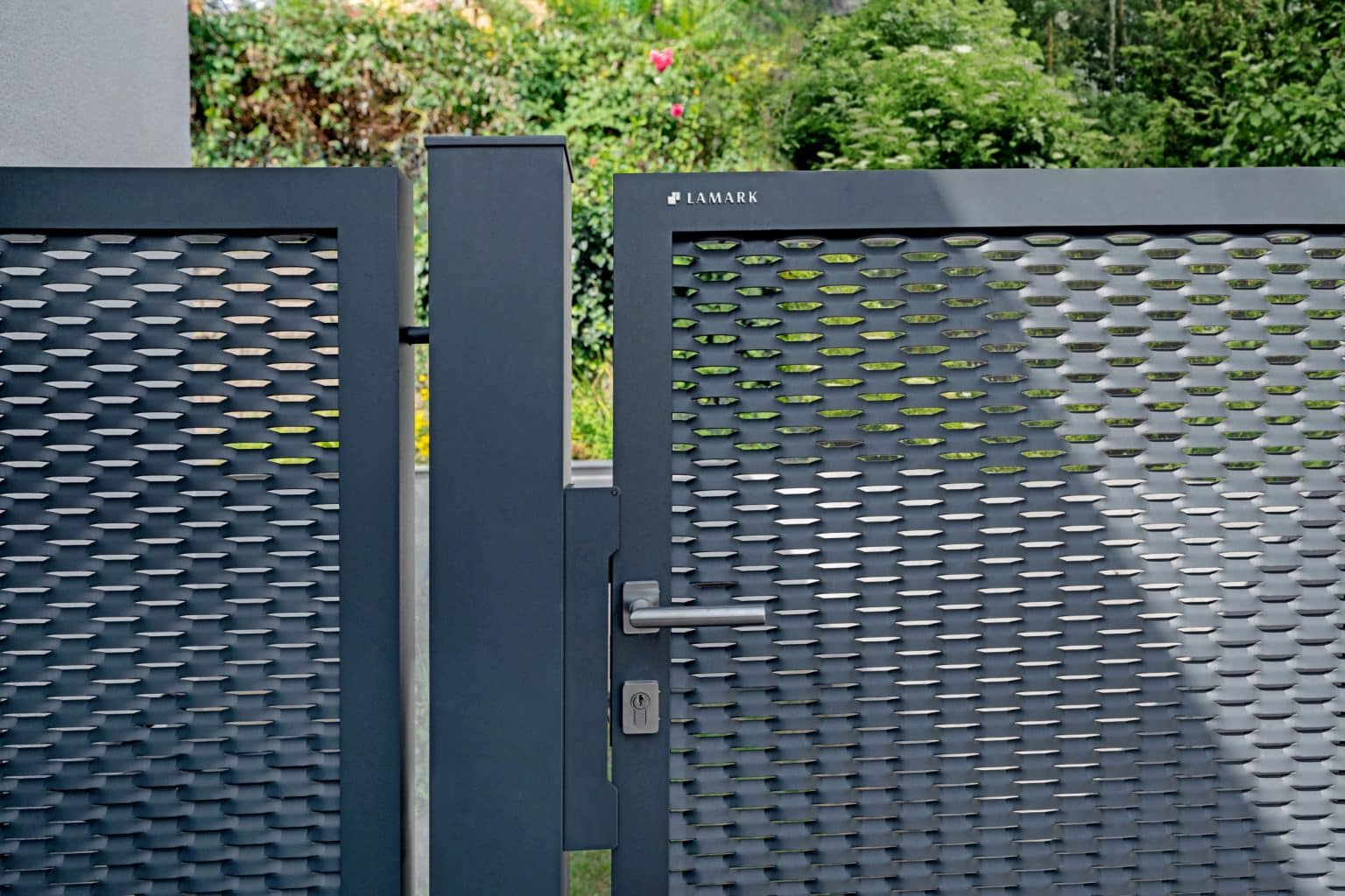 Detail loga LAMARK a kliky na tahokov brance | Motiv Madeira | Šedá antracitová barva | Hliníkové sloupky