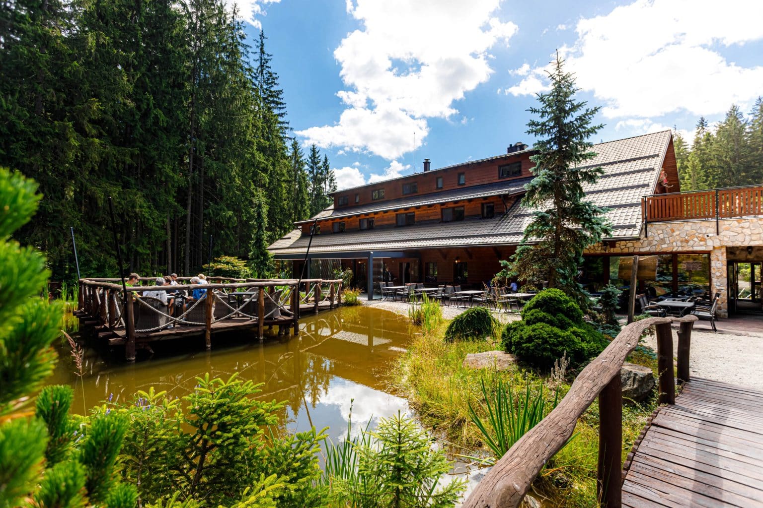 16metrová bioklimatická pergola LAMARK pro Hotel Ondrášův dvůr | Pergola samostatně stojící | Zasklení | Šedá antracitová barva | Dešťové čidlo | Větrné čidlo | LED osvětlení