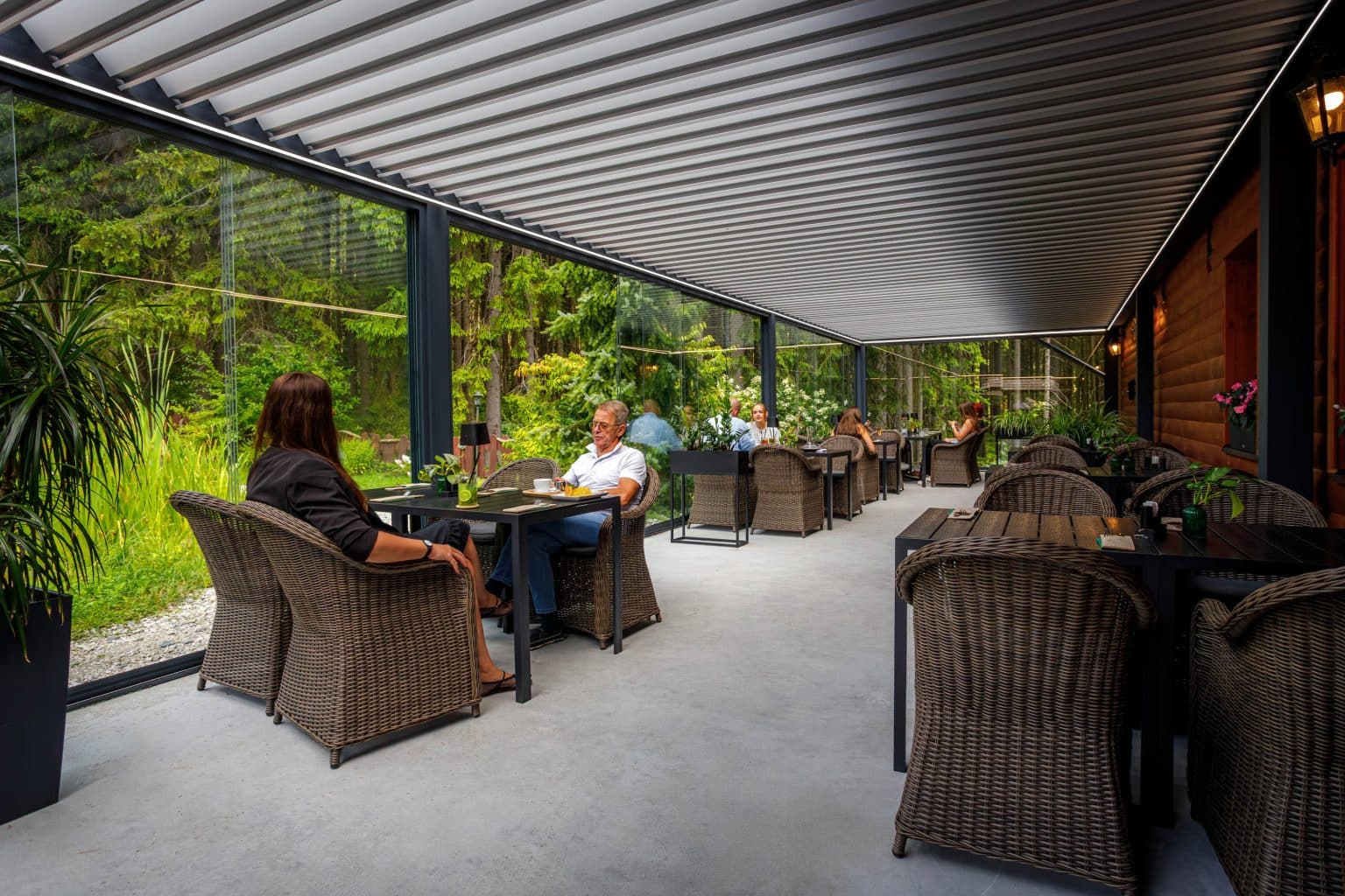 16metrová bioklimatická pergola LAMARK pro Hotel Ondrášův dvůr | Pergola samostatně stojící | Zasklení | Šedá antracitová barva | LED osvětlení