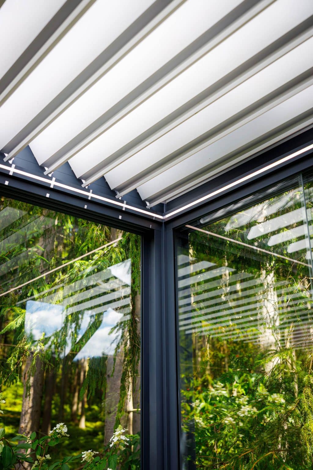 16metrová bioklimatická pergola LAMARK pro Hotel Ondrášův dvůr | Pergola samostatně stojící | Zasklení | Šedá antracitová barva | LED osvětlení