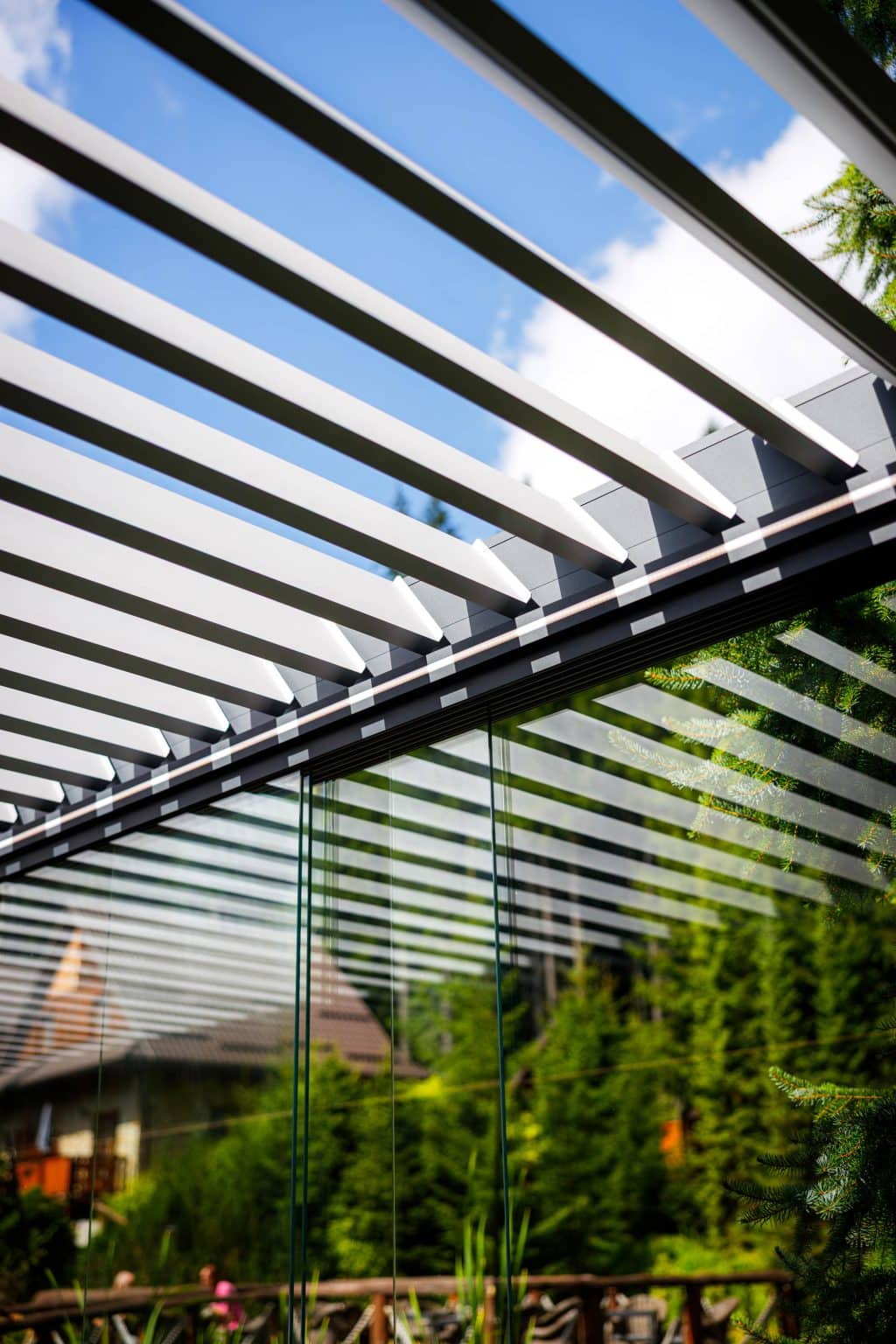 16metrová bioklimatická pergola LAMARK pro Hotel Ondrášův dvůr | Pergola samostatně stojící | Zasklení | Šedá antracitová barva | LED osvětlení