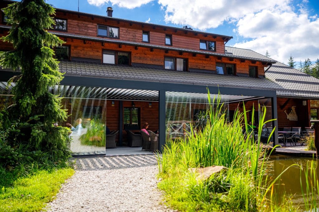 16metrová bioklimatická pergola LAMARK pro Hotel Ondrášův dvůr | Pergola samostatně stojící | Zasklení | Šedá antracitová barva | Dešťové čidlo | Větrné čidlo | LED osvětlení