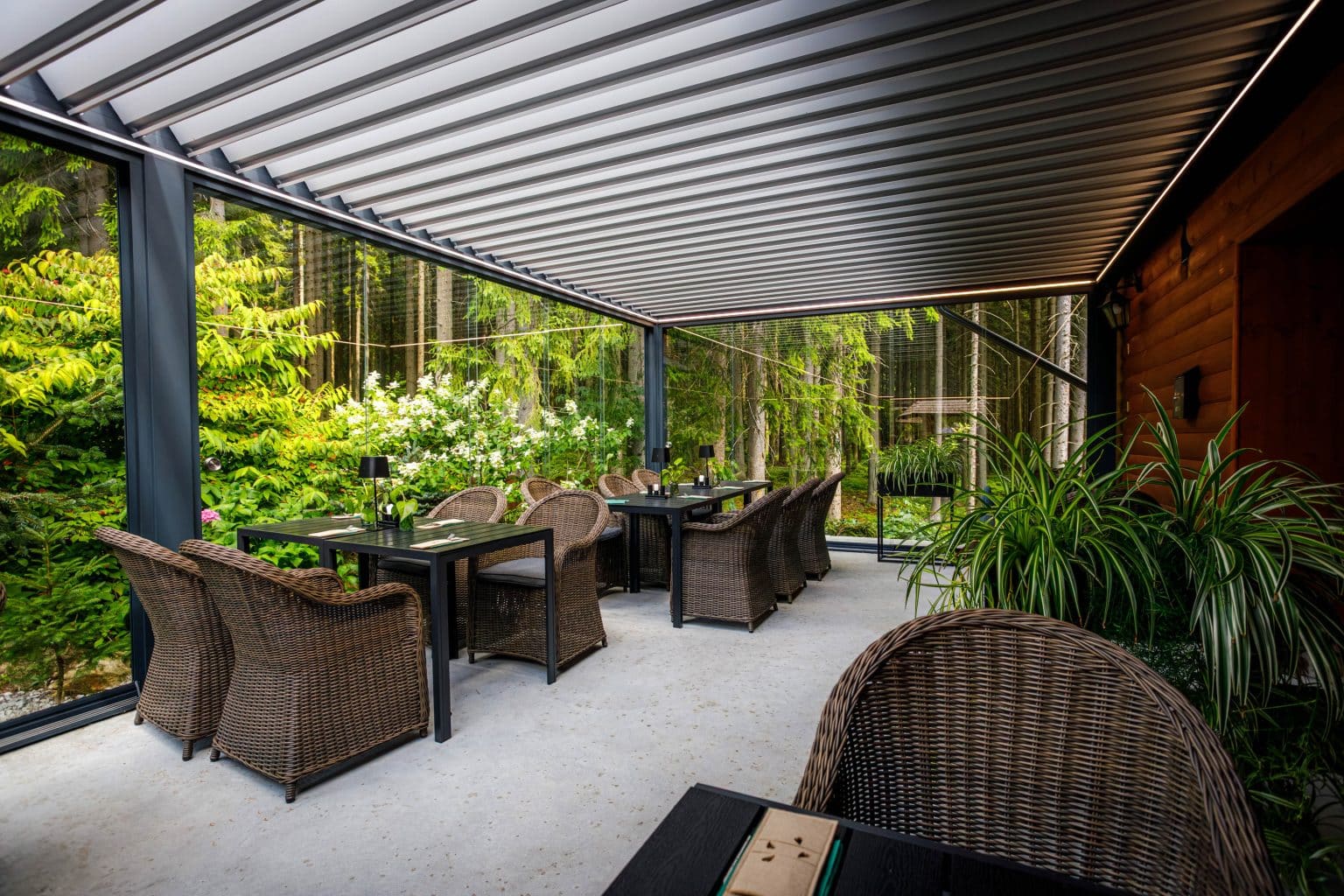 16metrová bioklimatická pergola LAMARK pro Hotel Ondrášův dvůr | Pergola samostatně stojící | Zasklení | Šedá antracitová barva | LED osvětlení