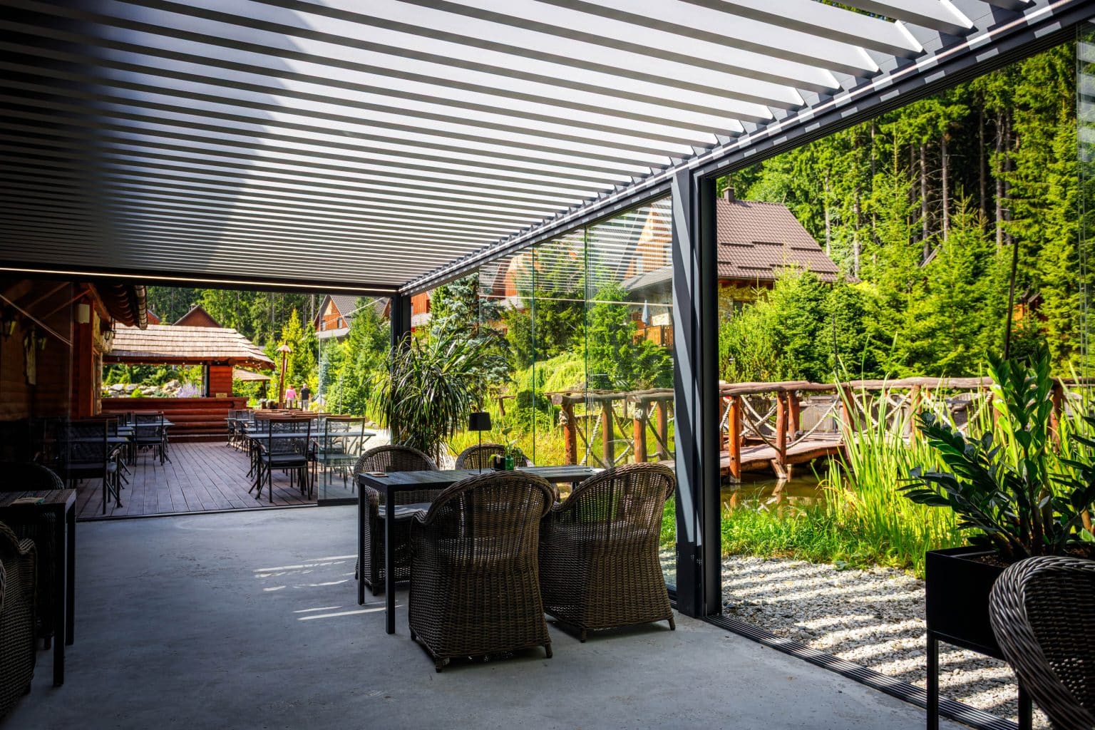 16metrová bioklimatická pergola LAMARK pro Hotel Ondrášův dvůr | Pergola samostatně stojící | Zasklení | Šedá antracitová barva | LED osvětlení