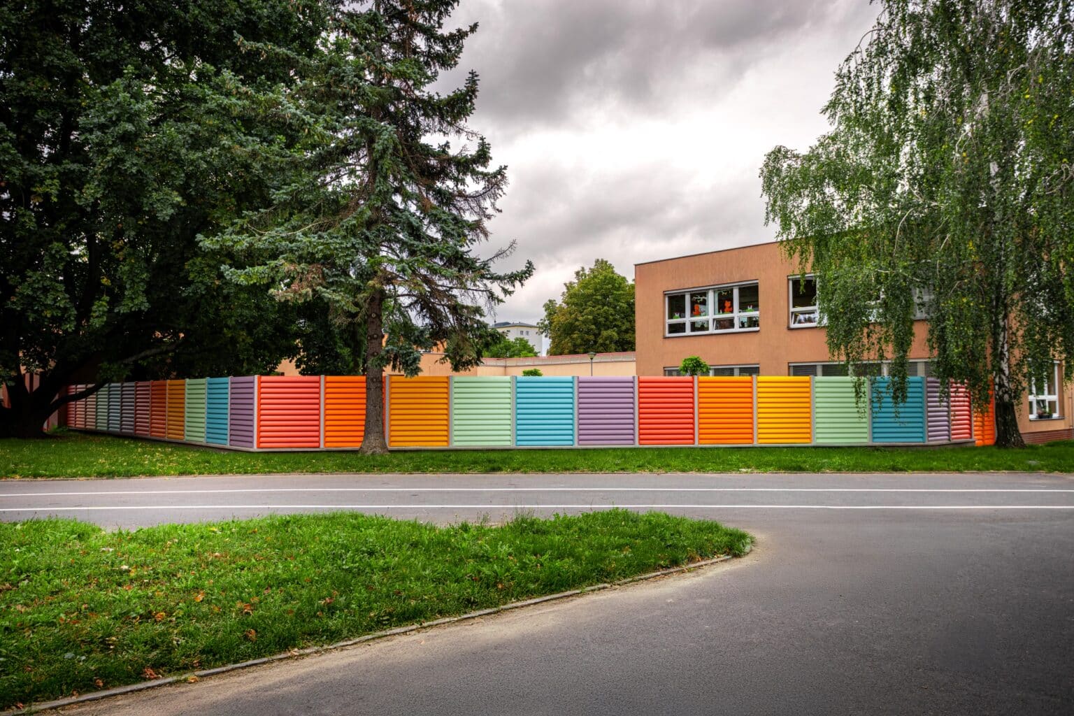 Barevný hliníkový plot LAMARK pro školku v Opavě | Motiv Viana | 7 barevných kombinací | Hliníkové sloupky