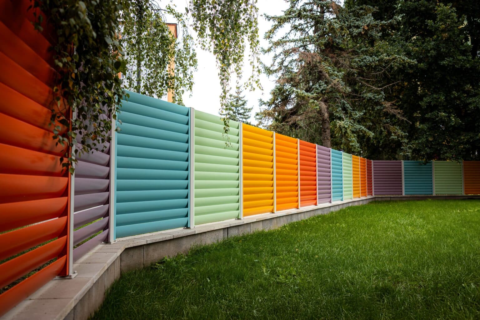 Barevný hliníkový plot LAMARK pro školku v Opavě | Motiv Viana | 7 barevných kombinací | Hliníkové sloupky