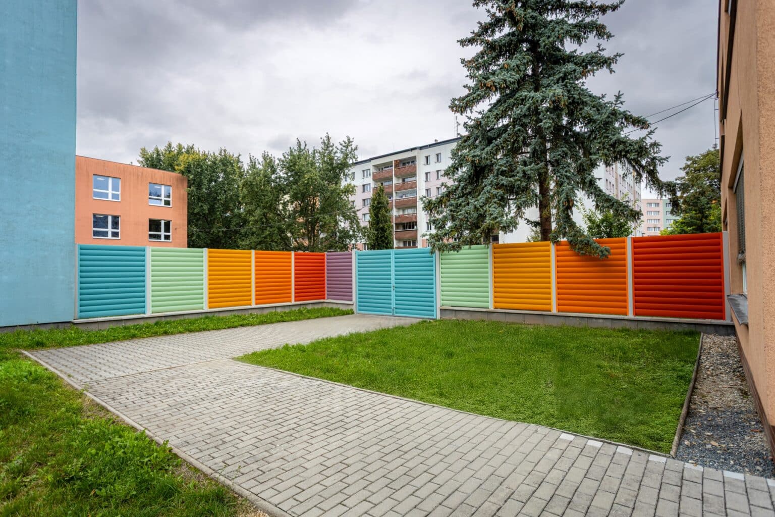 Barevný hliníkový plot LAMARK pro školku v Opavě | Motiv Viana | Otočná brána dvoukřídlá s ručním otevíráním | 7 barevných kombinací | Hliníkové sloupky