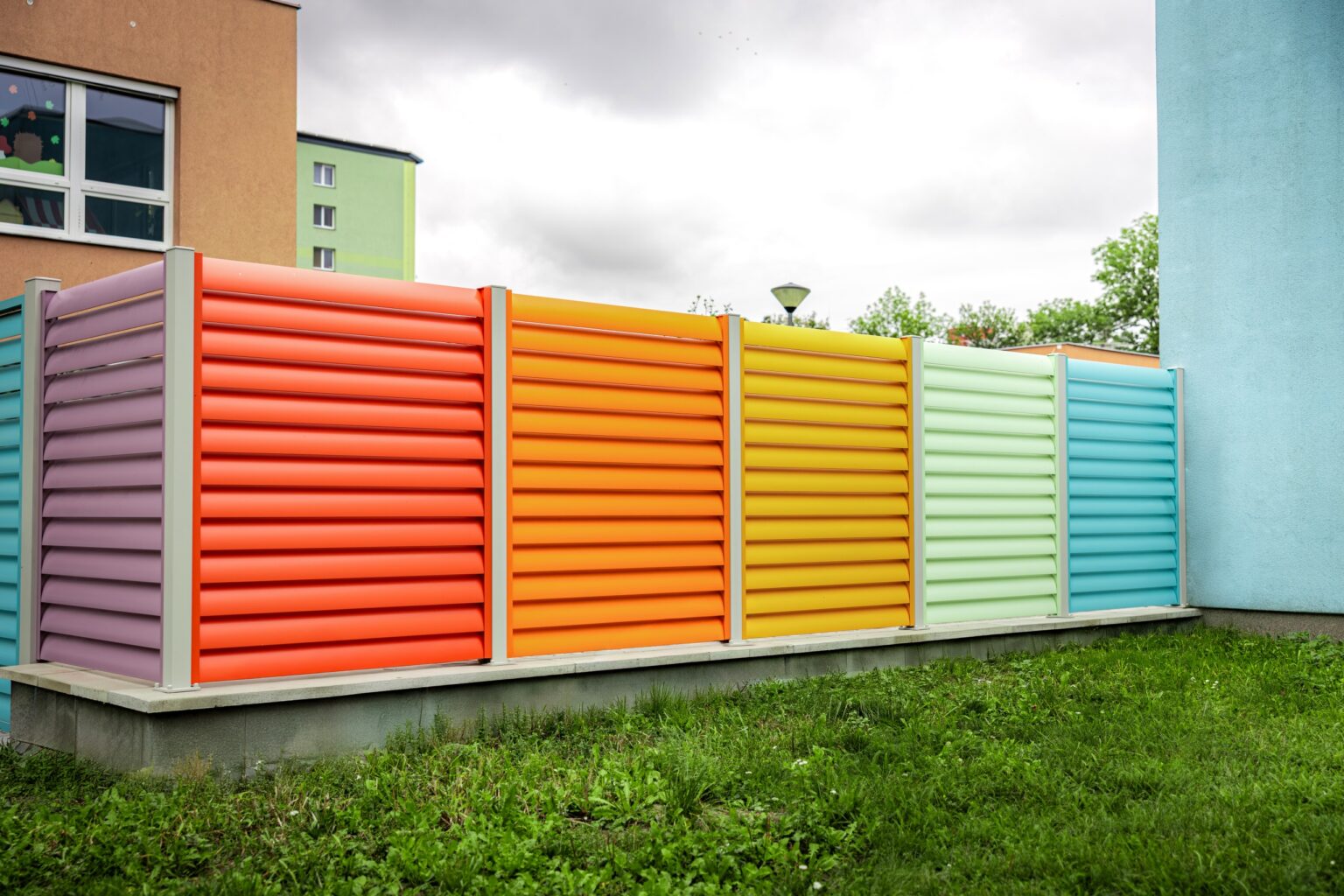 Barevný hliníkový plot LAMARK pro školku v Opavě | Motiv Viana | 7 barevných kombinací | Hliníkové sloupky